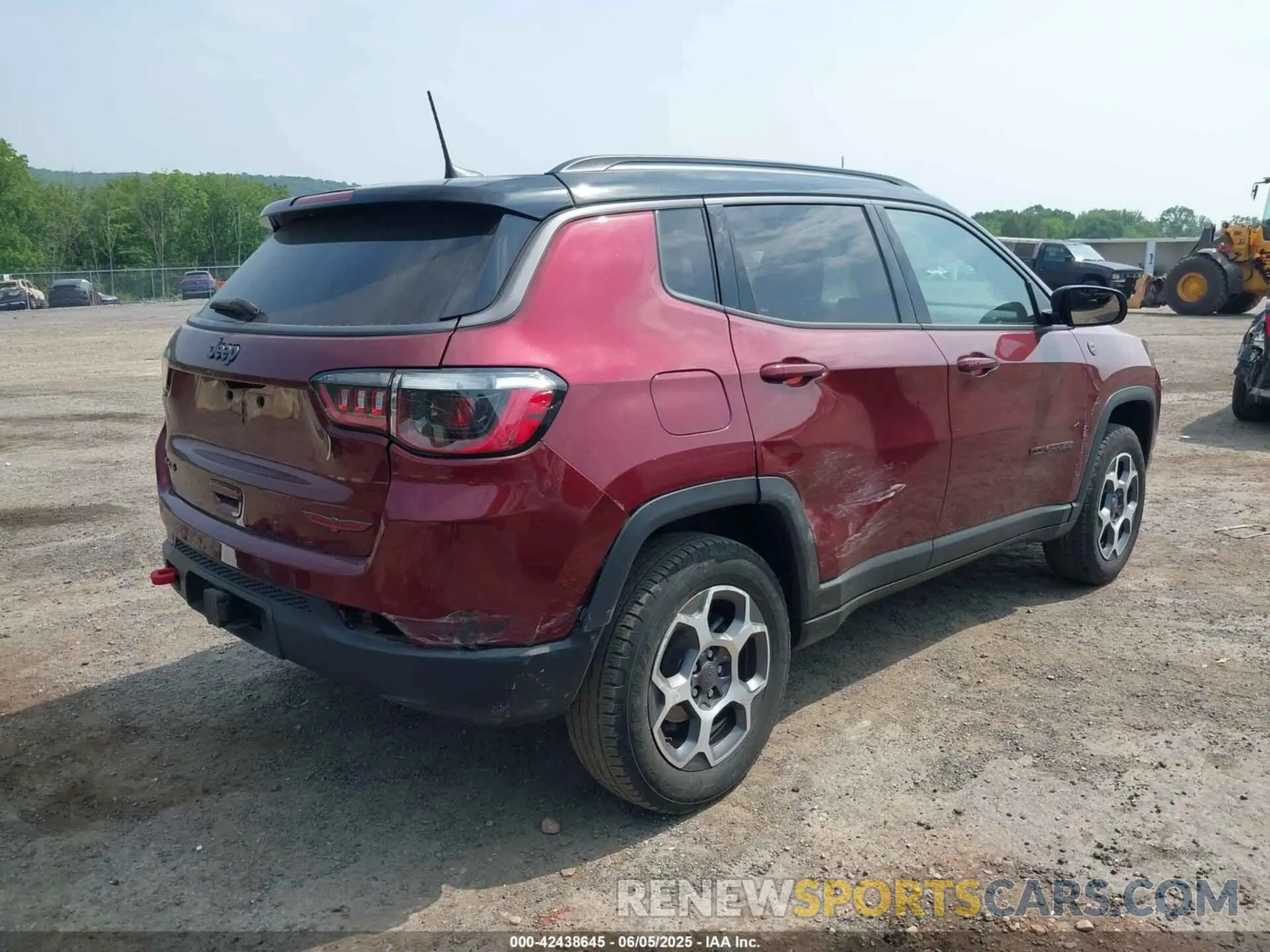 4 Photograph of a damaged car 3C4NJDDB1NT164115 JEEP COMPASS 2022