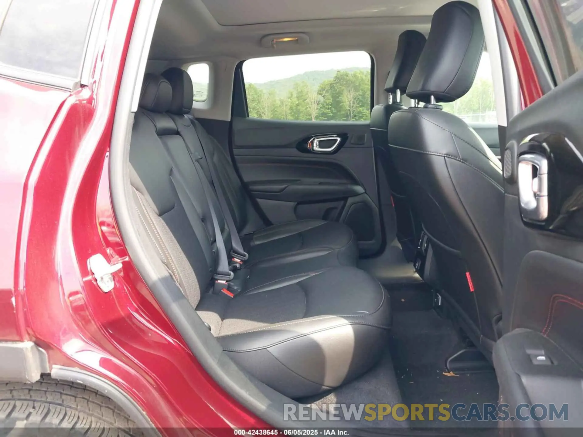 8 Photograph of a damaged car 3C4NJDDB1NT164115 JEEP COMPASS 2022