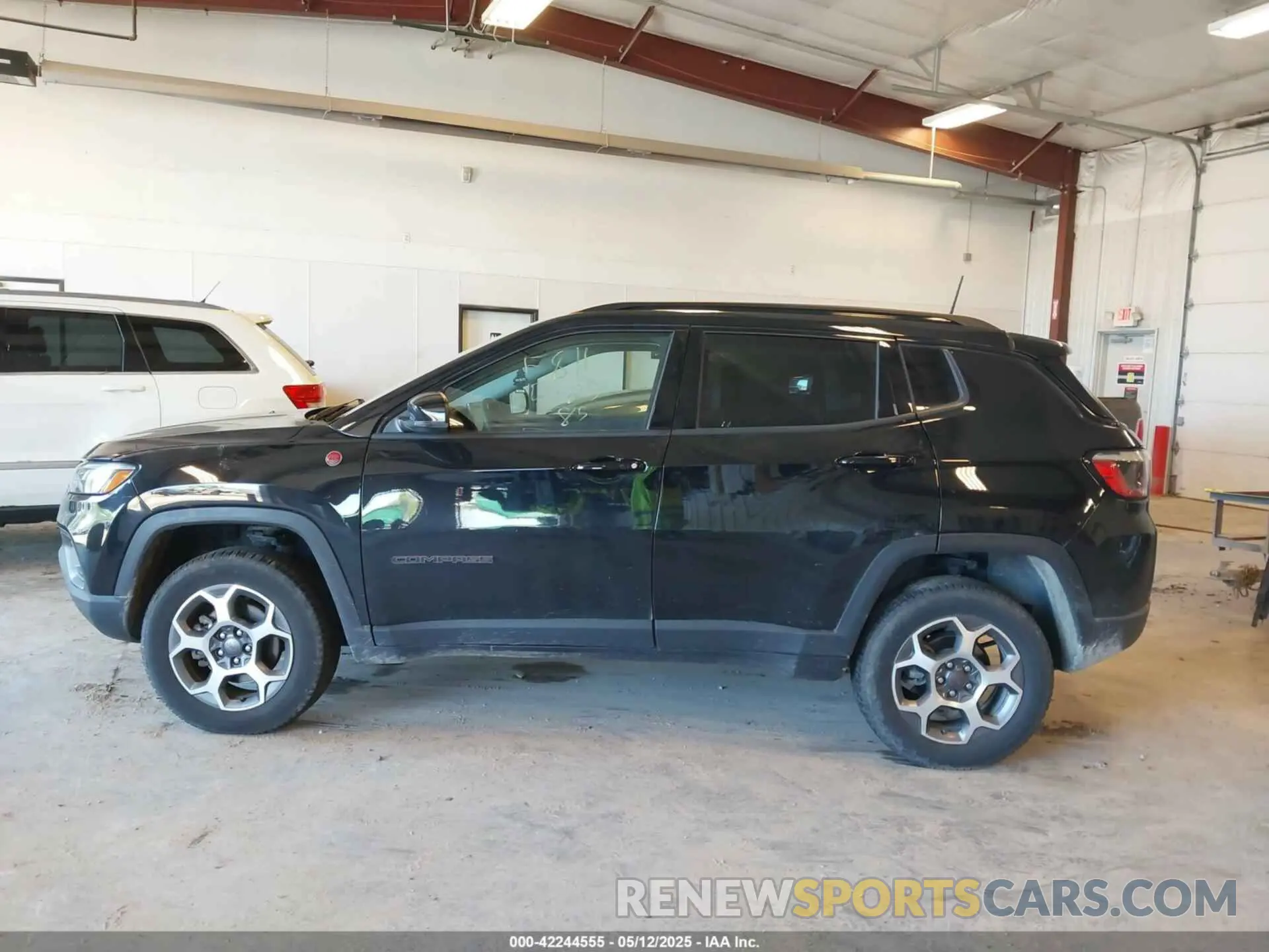14 Photograph of a damaged car 3C4NJDDB7NT193831 JEEP COMPASS 2022