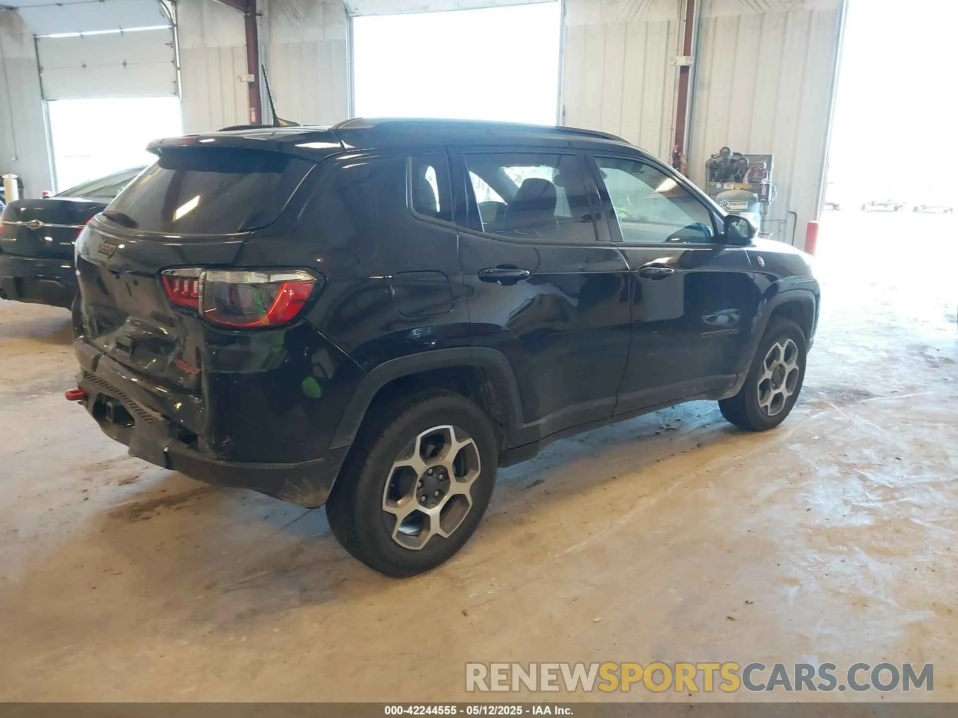 4 Photograph of a damaged car 3C4NJDDB7NT193831 JEEP COMPASS 2022