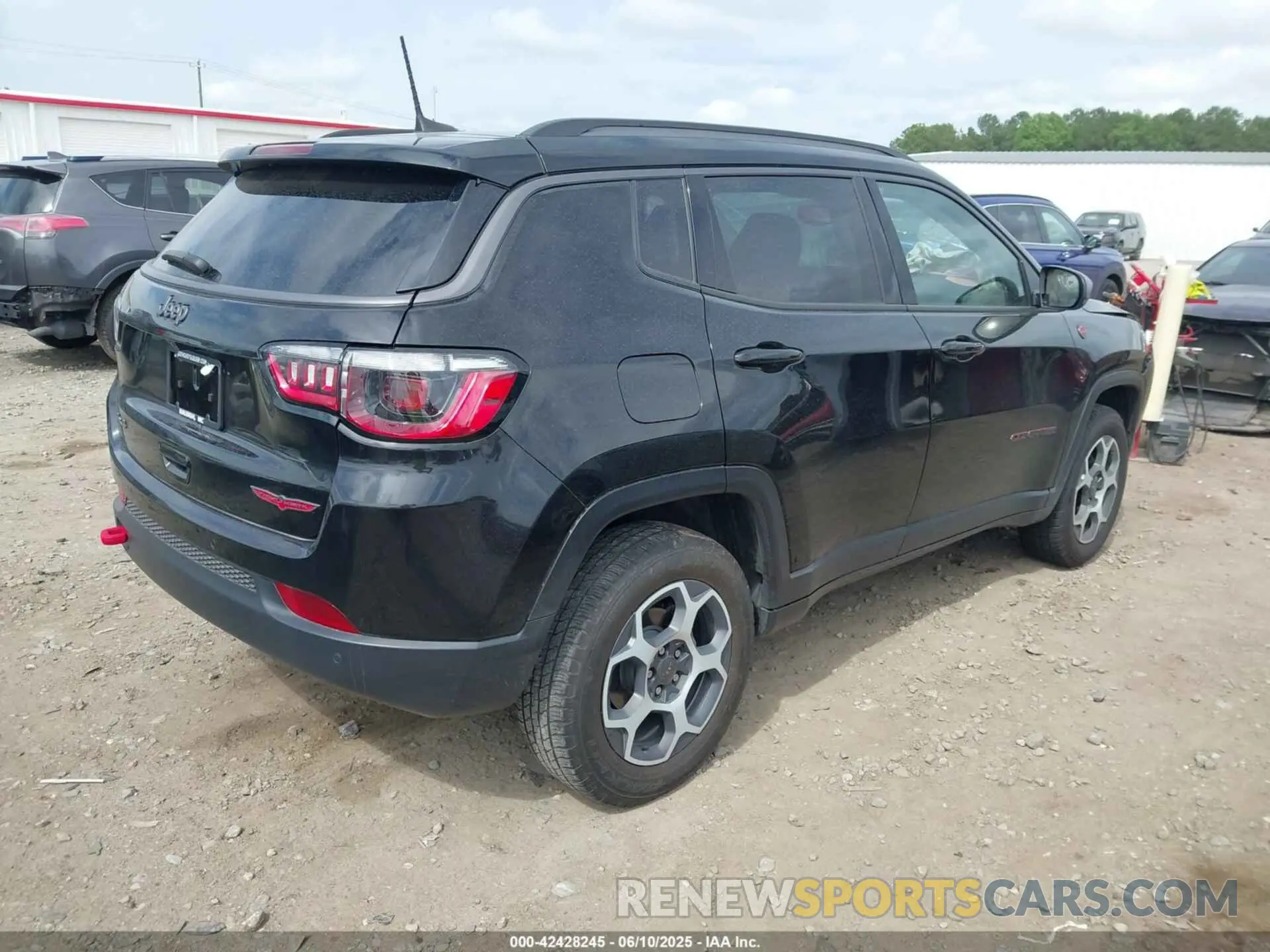 4 Photograph of a damaged car 3C4NJDDB8NT114134 JEEP COMPASS 2022