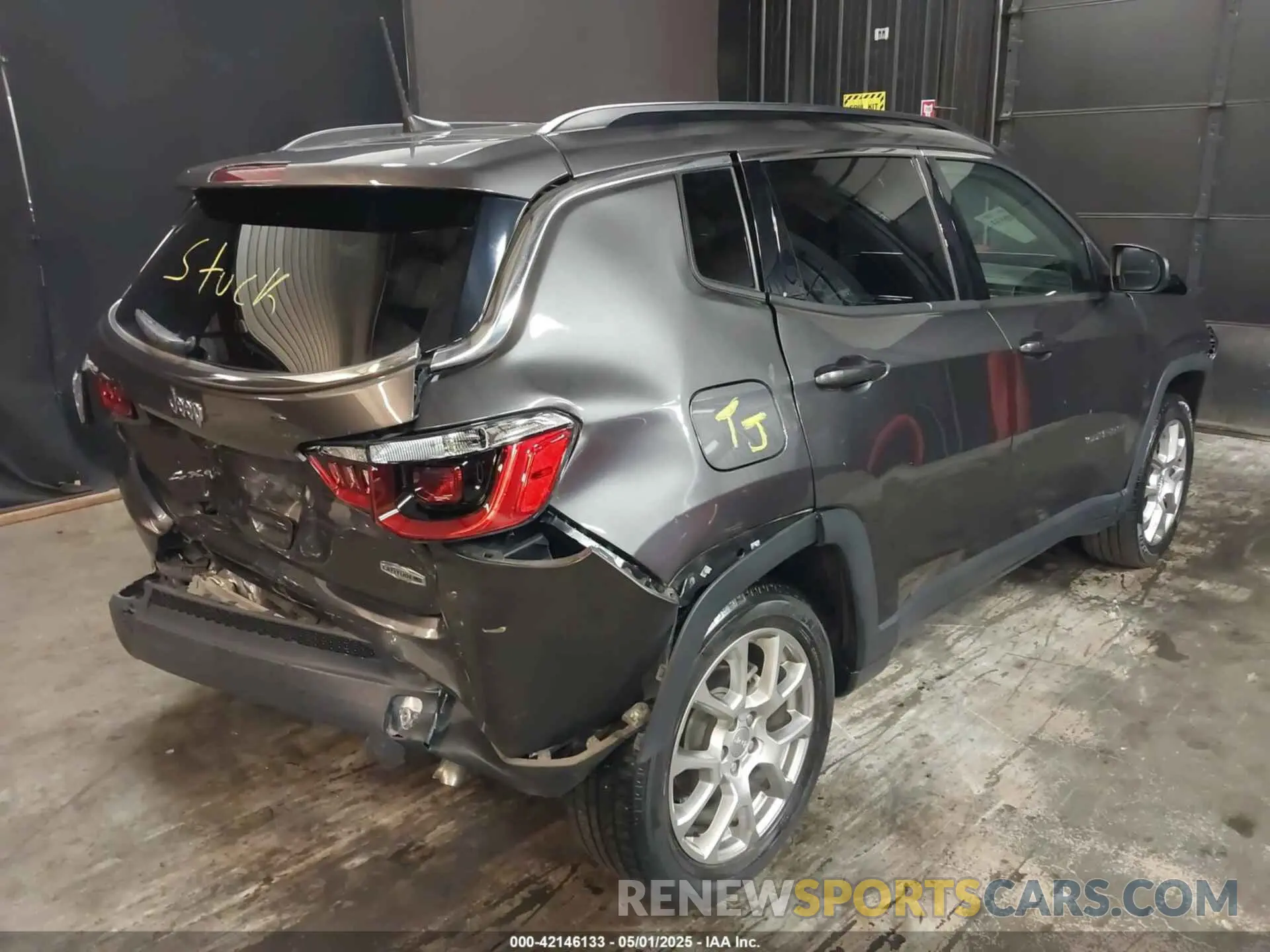 4 Photograph of a damaged car 3C4NJDFB0NT117963 JEEP COMPASS 2022