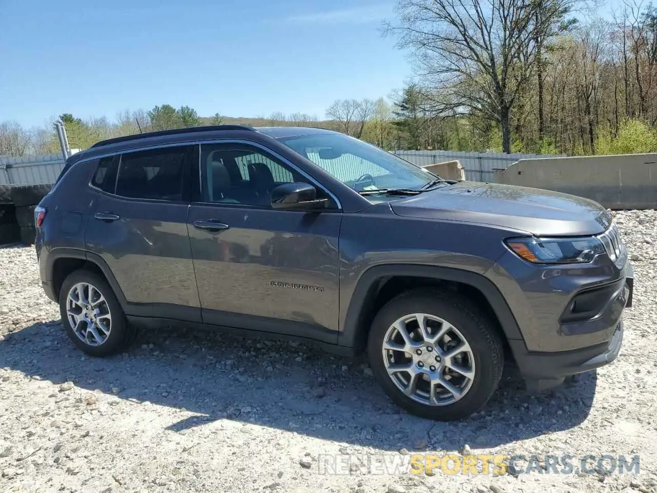 4 Photograph of a damaged car 3C4NJDFB2NT164072 JEEP COMPASS 2022