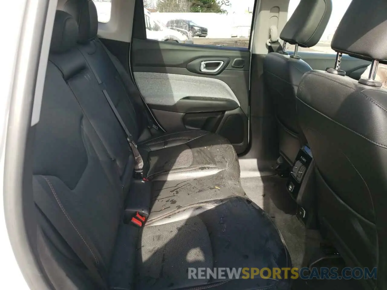 11 Photograph of a damaged car 3C4NJDFB2NT209639 JEEP COMPASS 2022