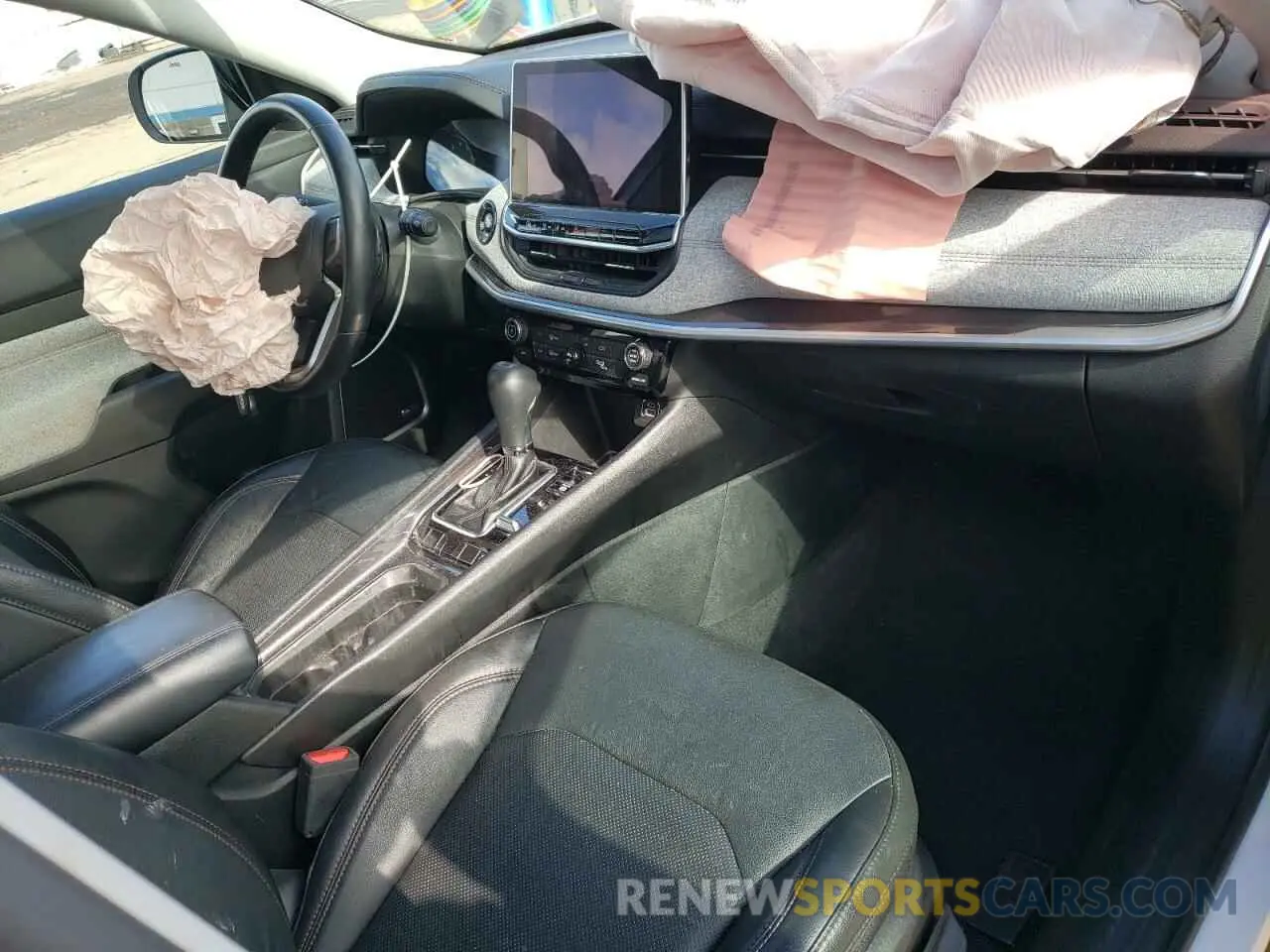8 Photograph of a damaged car 3C4NJDFB2NT209639 JEEP COMPASS 2022