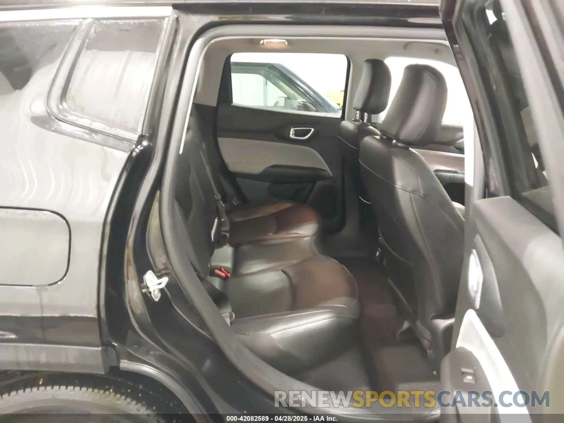 8 Photograph of a damaged car 3C4NJDFB3NT211822 JEEP COMPASS 2022