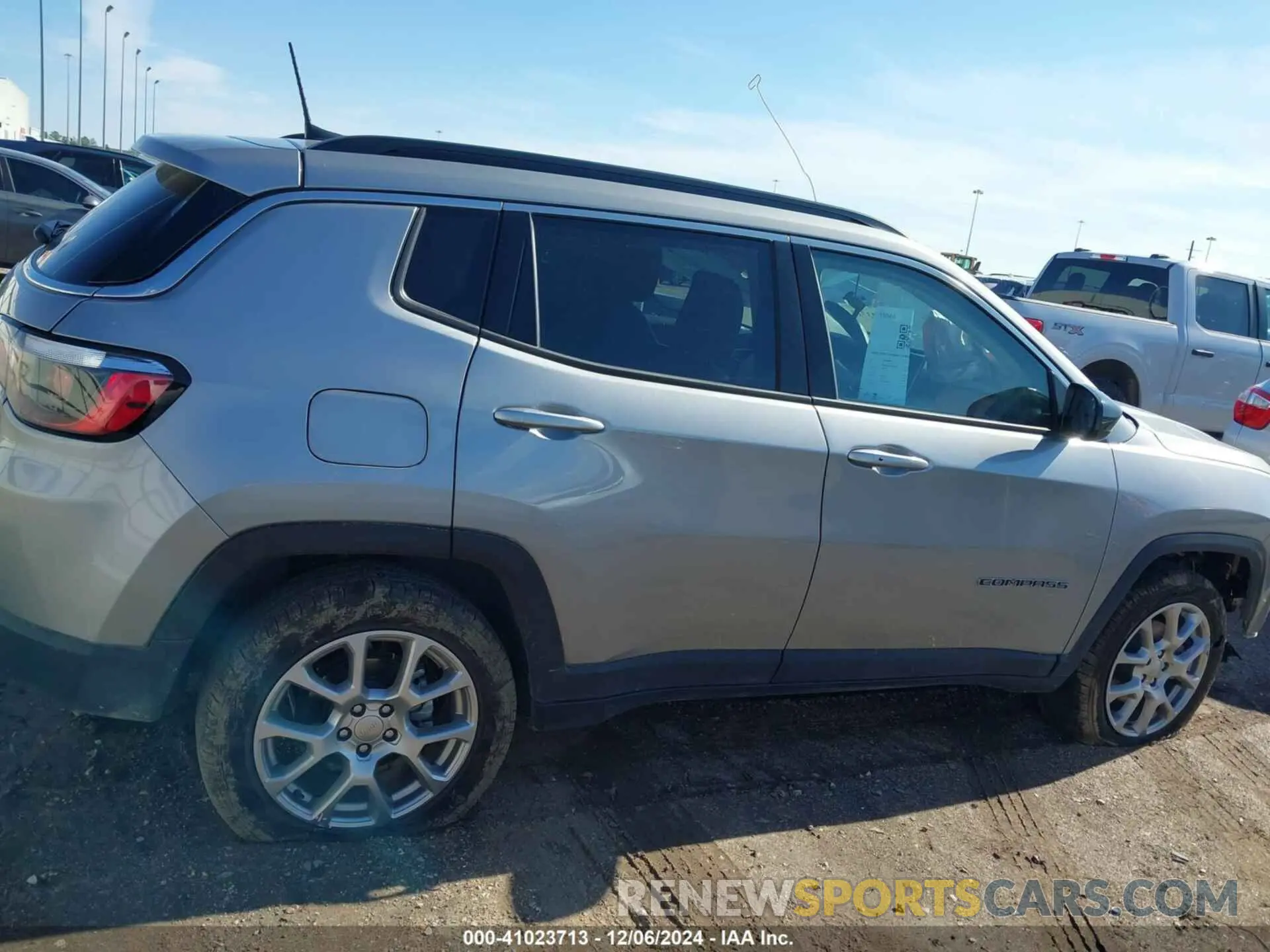 13 Photograph of a damaged car 3C4NJDFB4NT207889 JEEP COMPASS 2022