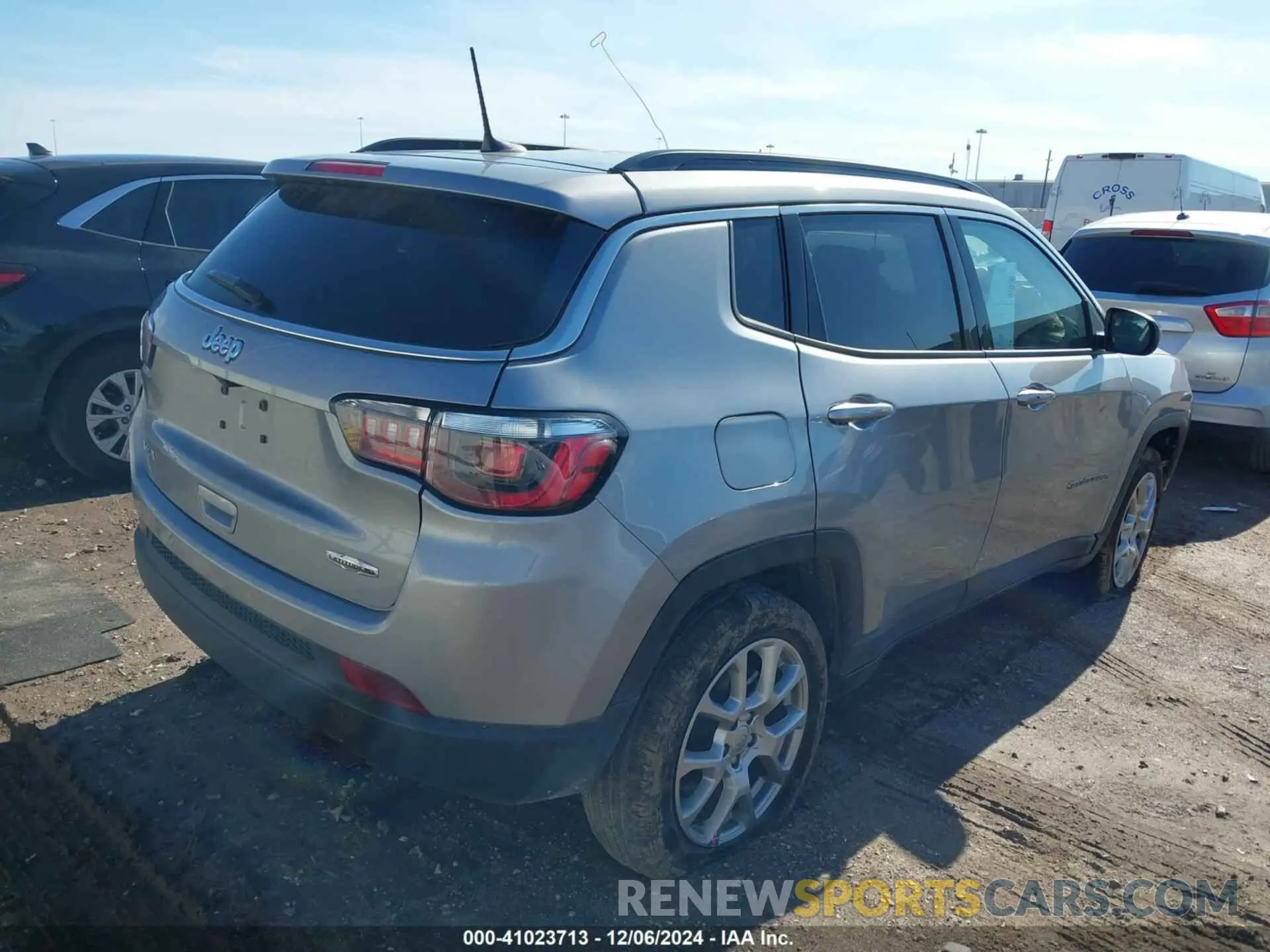 4 Photograph of a damaged car 3C4NJDFB4NT207889 JEEP COMPASS 2022