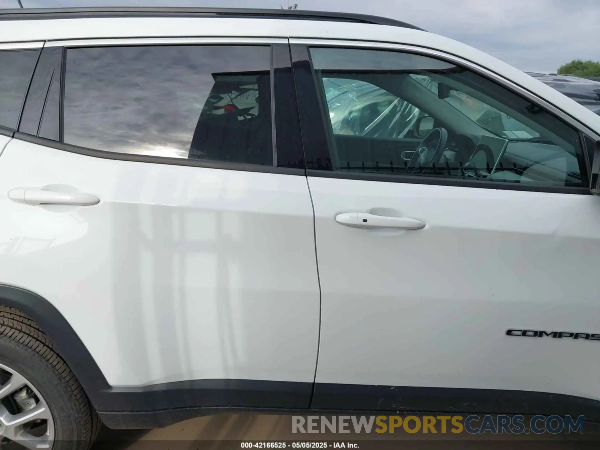 13 Photograph of a damaged car 3C4NJDFB4NT209450 JEEP COMPASS 2022