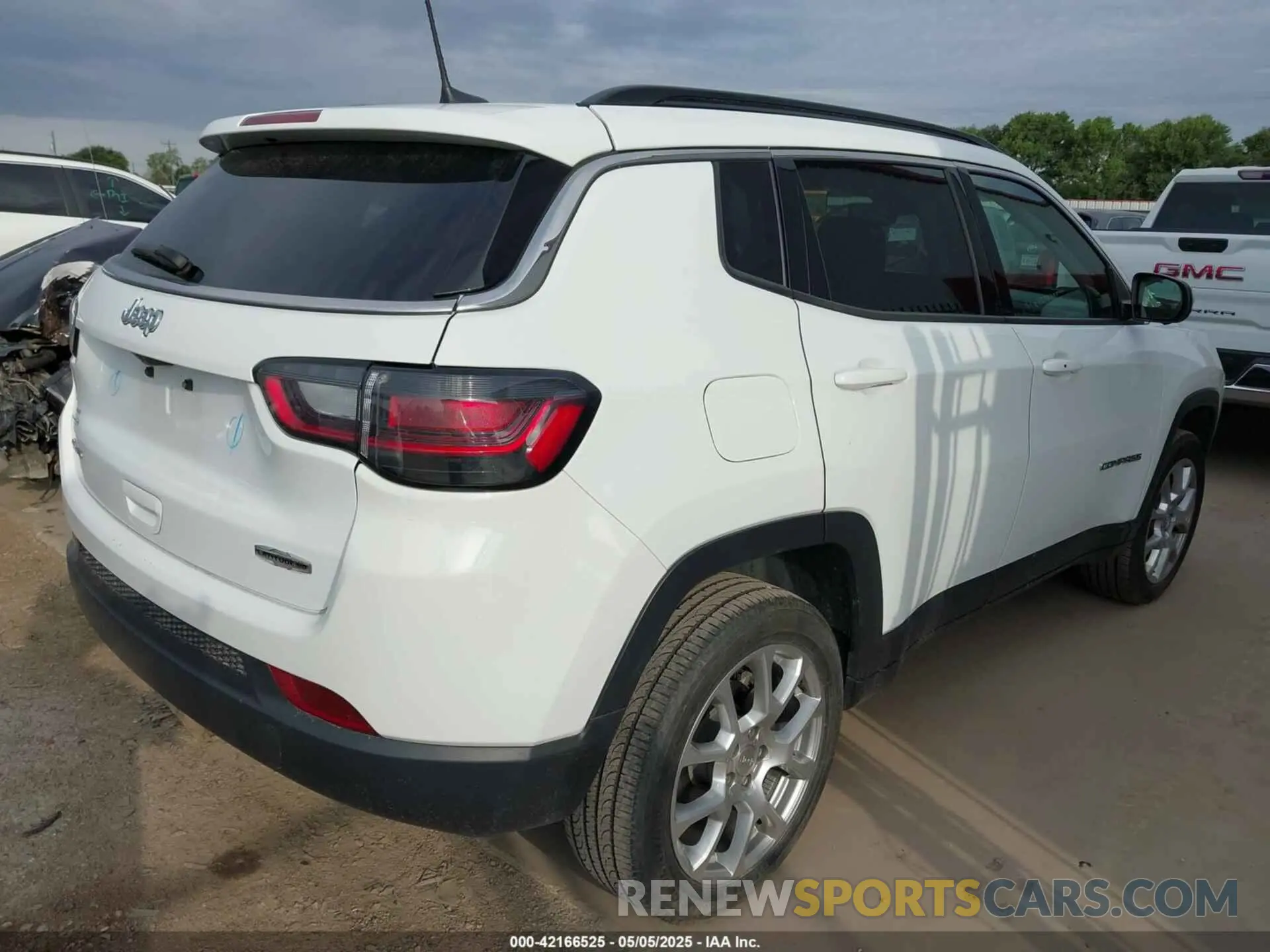 4 Photograph of a damaged car 3C4NJDFB4NT209450 JEEP COMPASS 2022