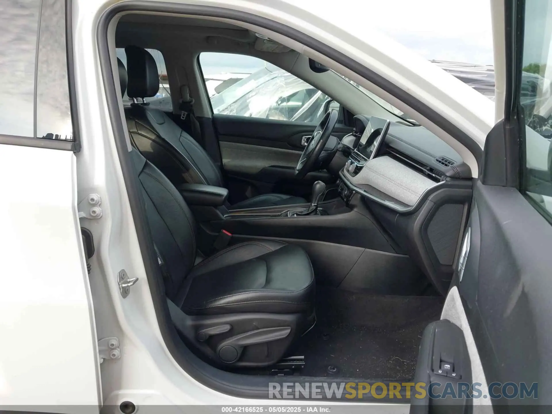 5 Photograph of a damaged car 3C4NJDFB4NT209450 JEEP COMPASS 2022