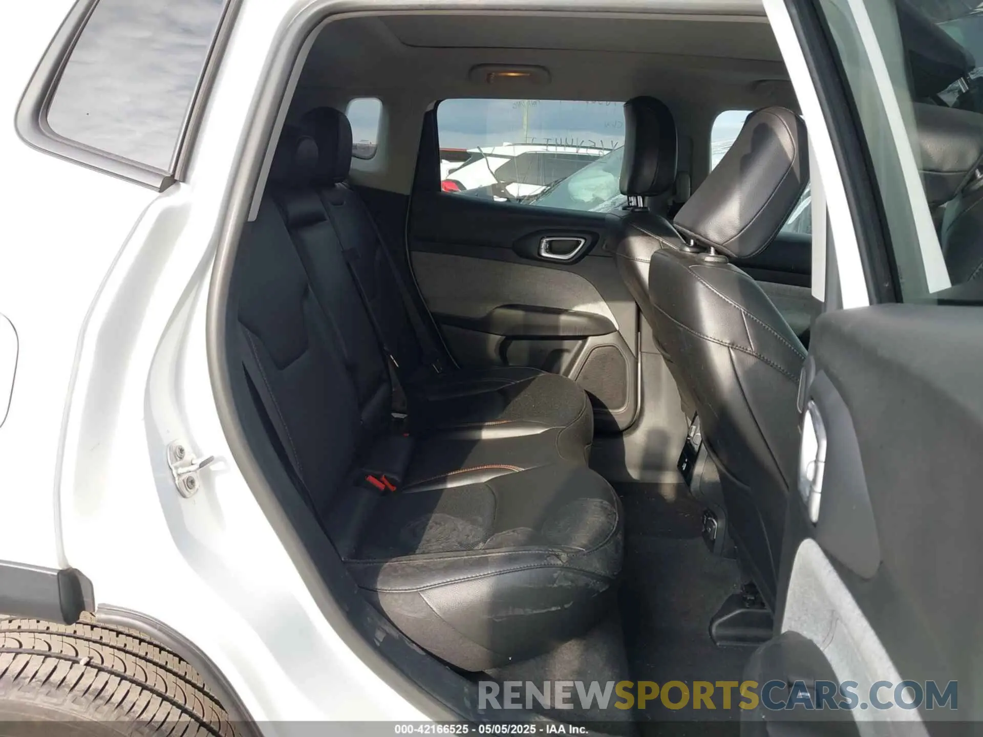 8 Photograph of a damaged car 3C4NJDFB4NT209450 JEEP COMPASS 2022