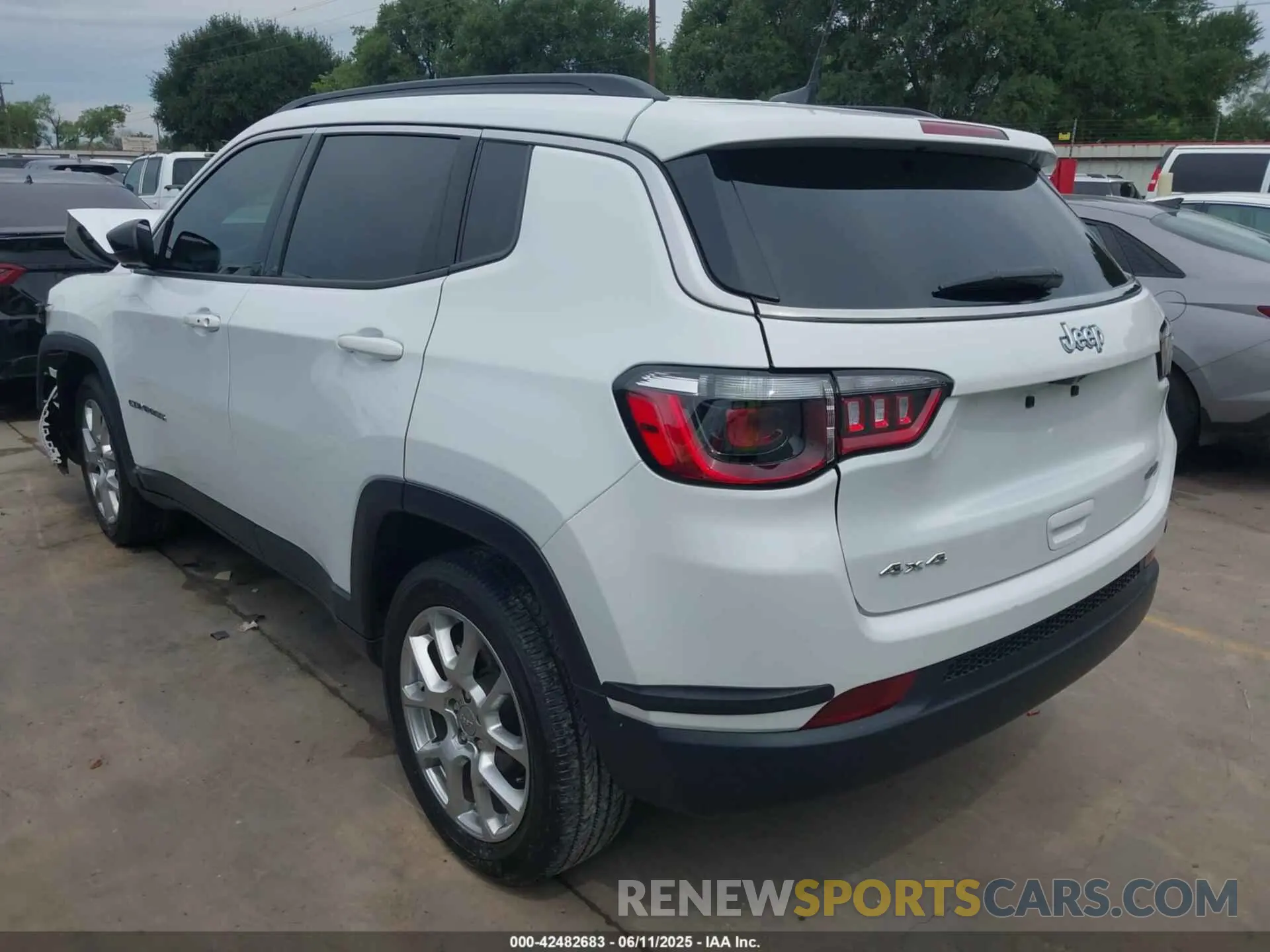 3 Photograph of a damaged car 3C4NJDFB4NT211280 JEEP COMPASS 2022