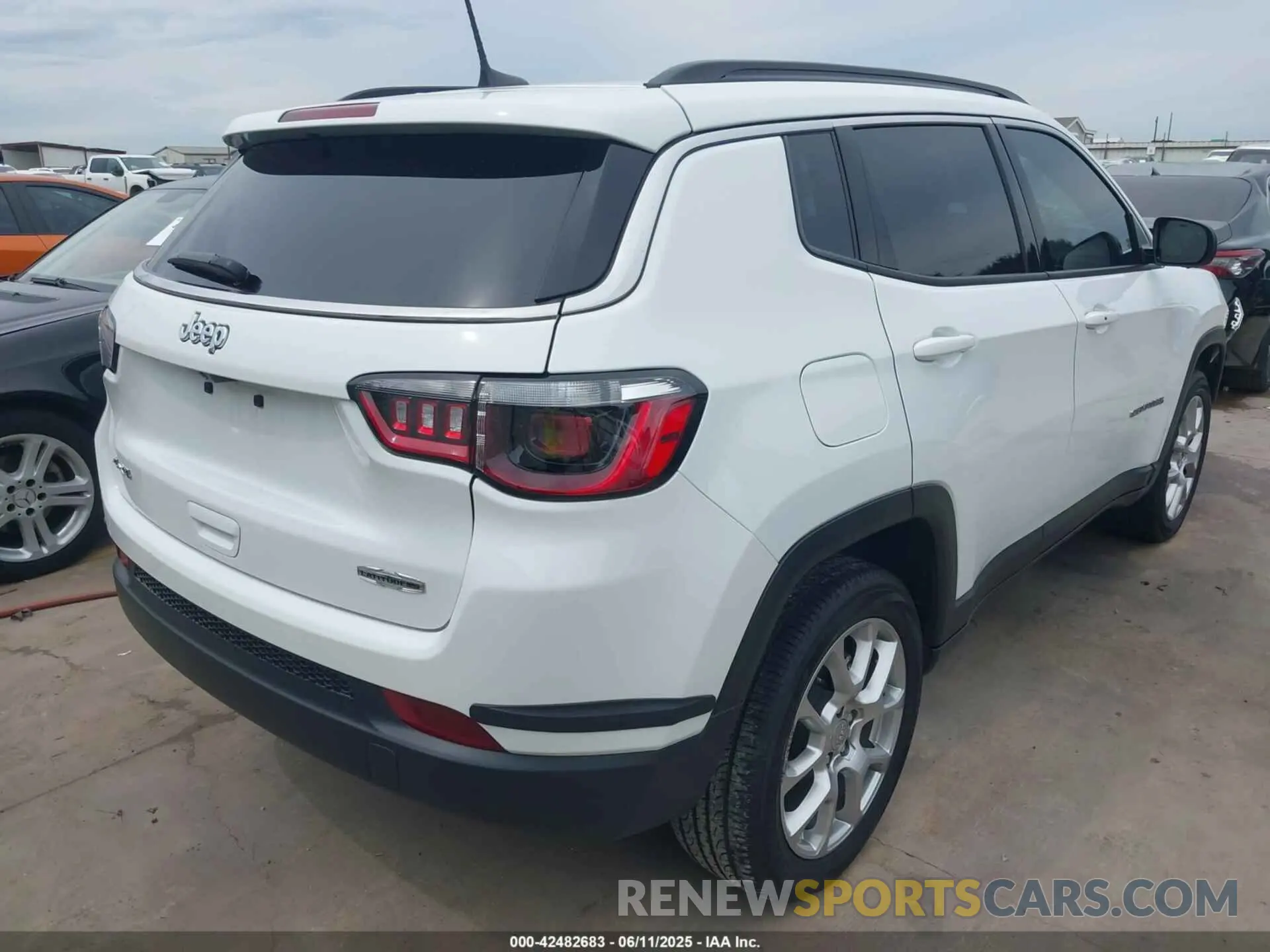 4 Photograph of a damaged car 3C4NJDFB4NT211280 JEEP COMPASS 2022