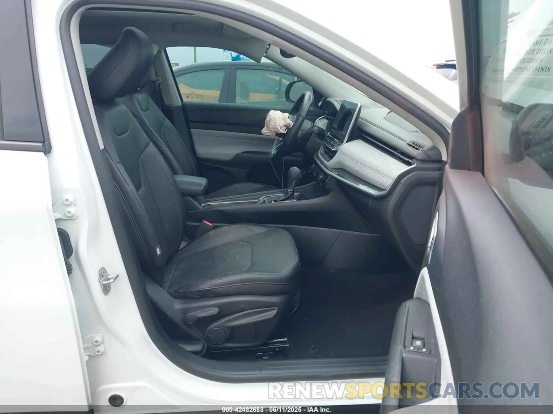 5 Photograph of a damaged car 3C4NJDFB4NT211280 JEEP COMPASS 2022