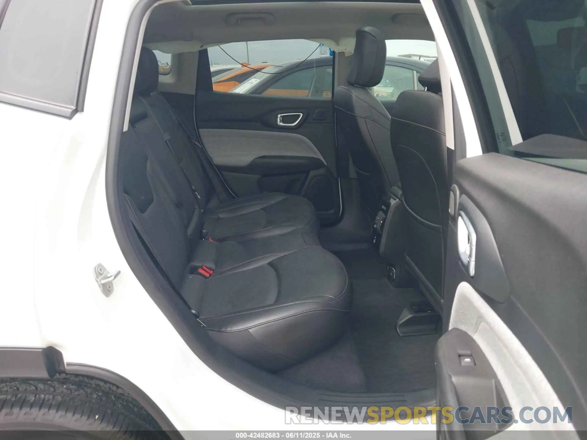 8 Photograph of a damaged car 3C4NJDFB4NT211280 JEEP COMPASS 2022