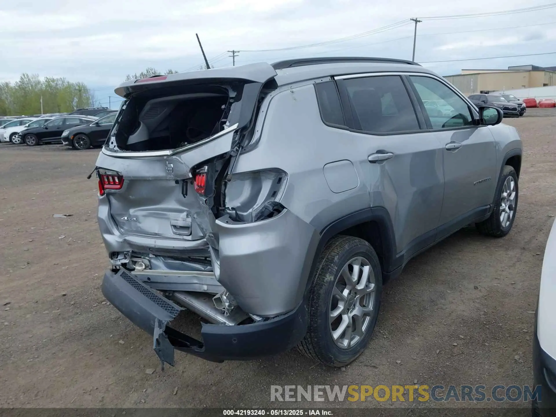 4 Photograph of a damaged car 3C4NJDFB5NT112287 JEEP COMPASS 2022