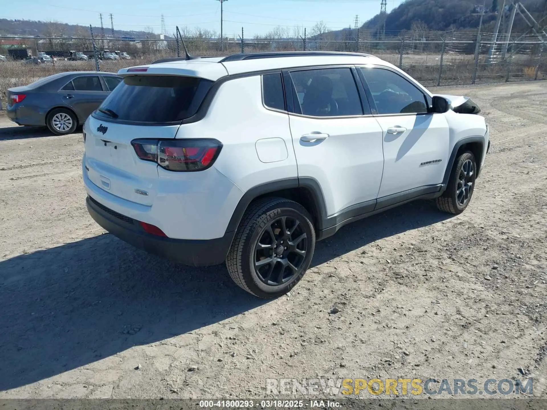 4 Photograph of a damaged car 3C4NJDFB5NT172425 JEEP COMPASS 2022