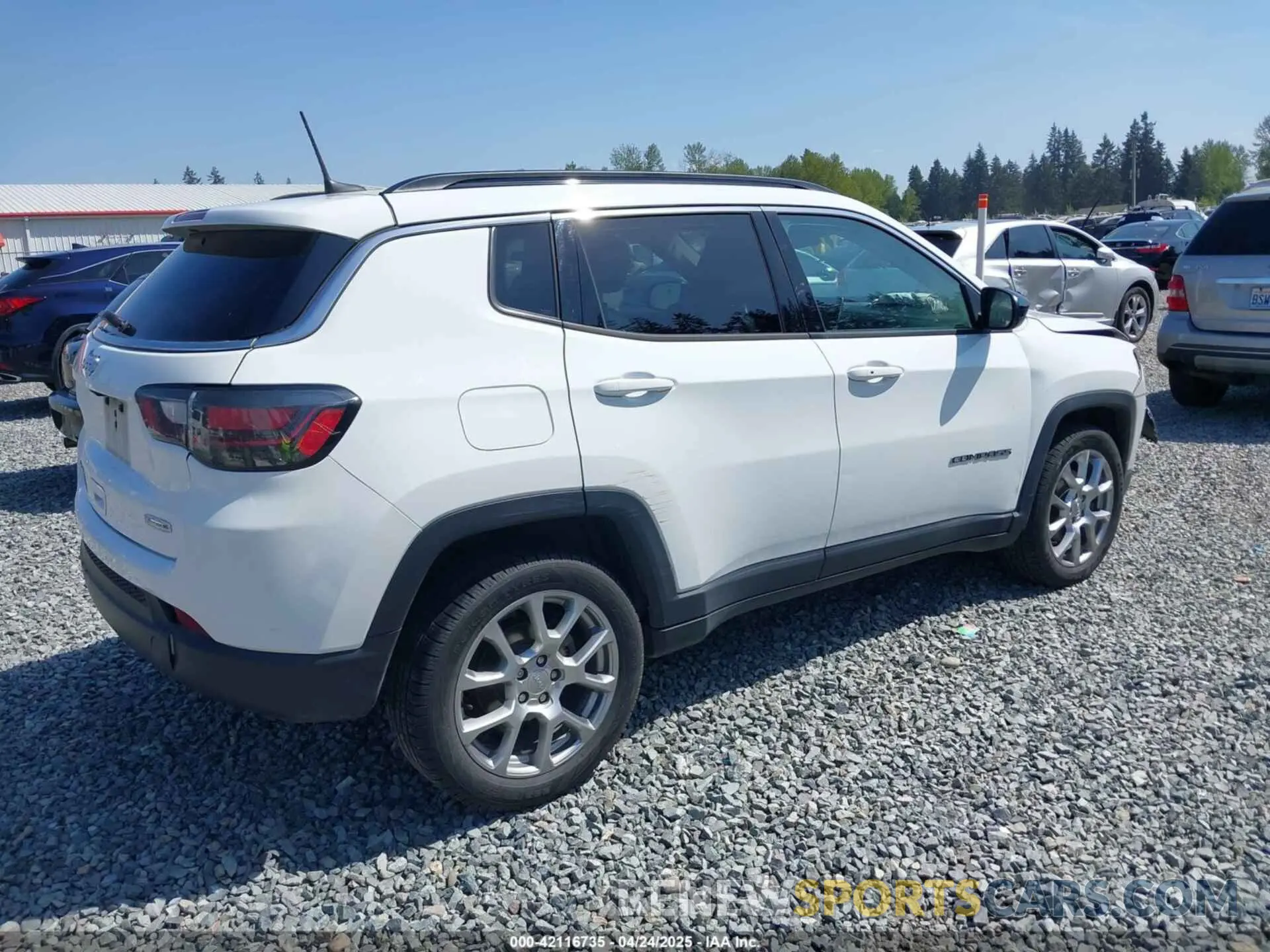 4 Photograph of a damaged car 3C4NJDFB6NT164933 JEEP COMPASS 2022