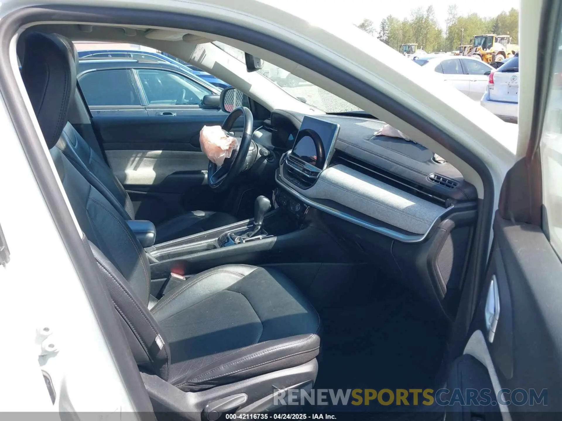 5 Photograph of a damaged car 3C4NJDFB6NT164933 JEEP COMPASS 2022