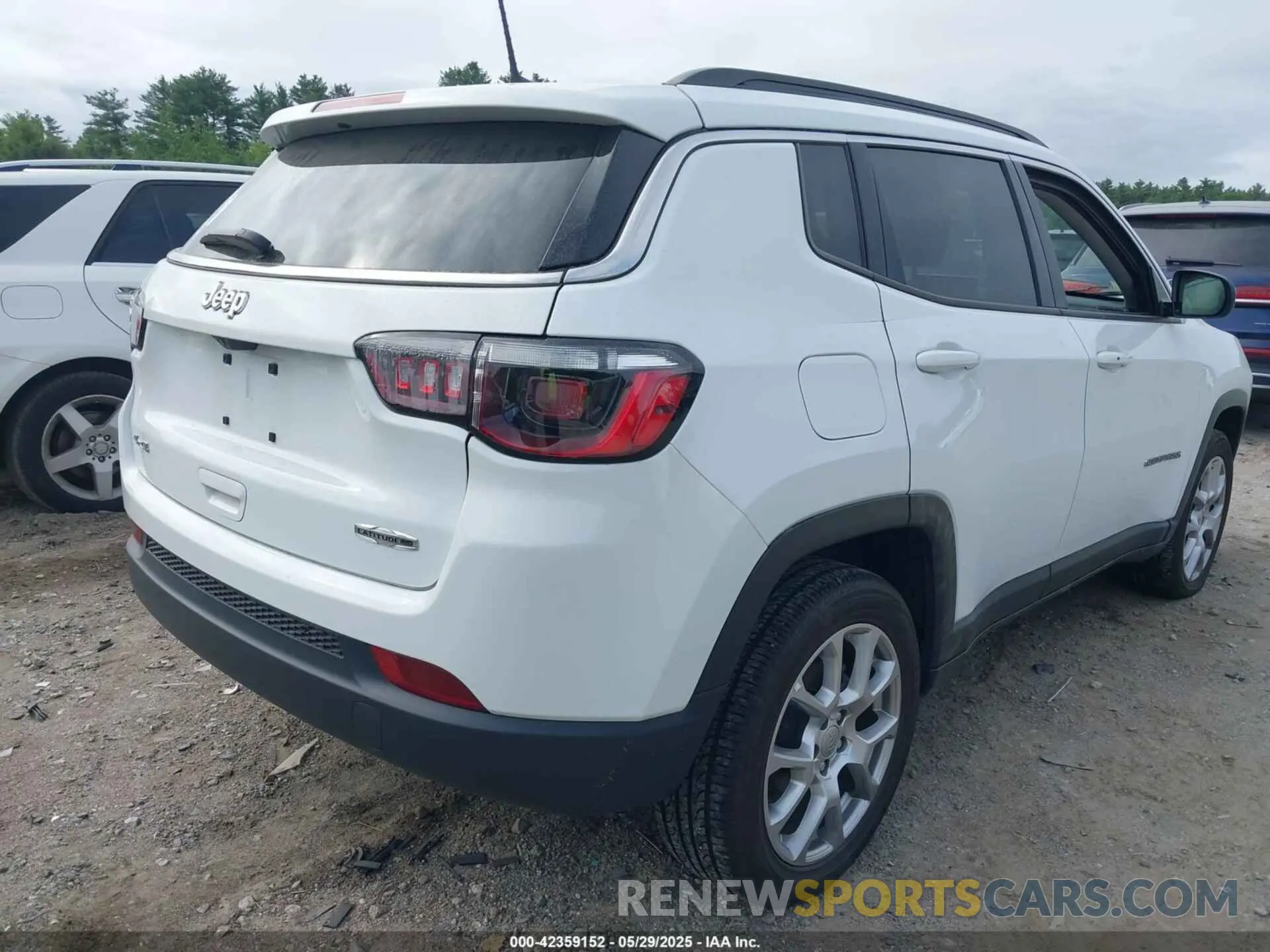 4 Photograph of a damaged car 3C4NJDFB7NT181093 JEEP COMPASS 2022