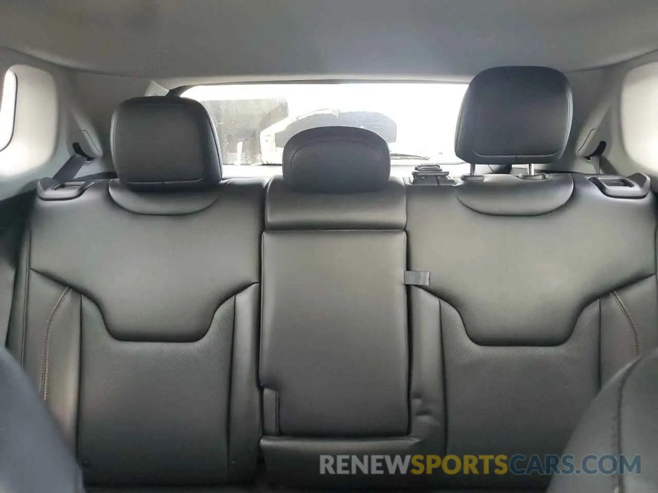 10 Photograph of a damaged car 3C4NJDFB8NT118522 JEEP COMPASS 2022