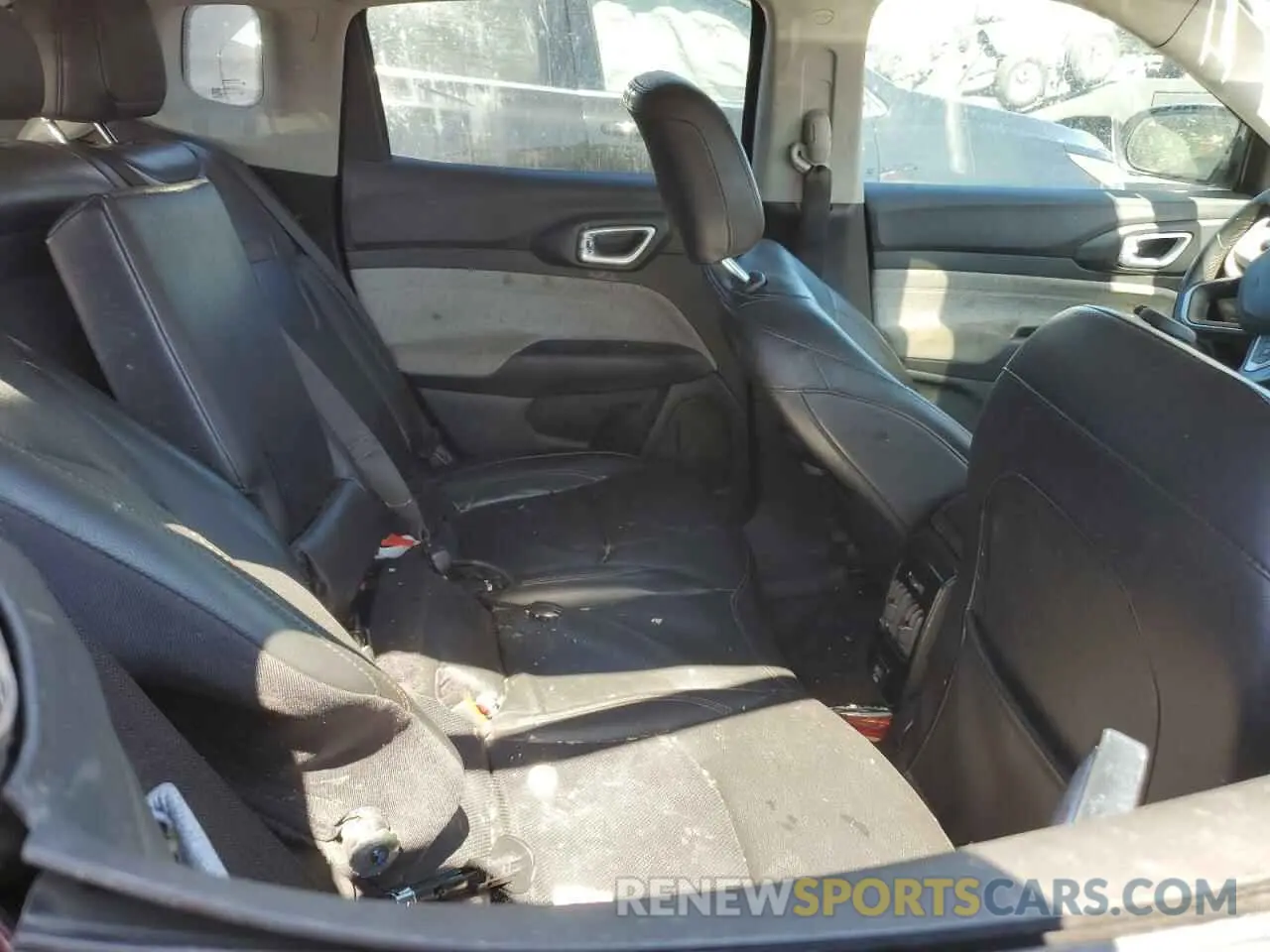 10 Photograph of a damaged car 3C4NJDFB8NT157868 JEEP COMPASS 2022