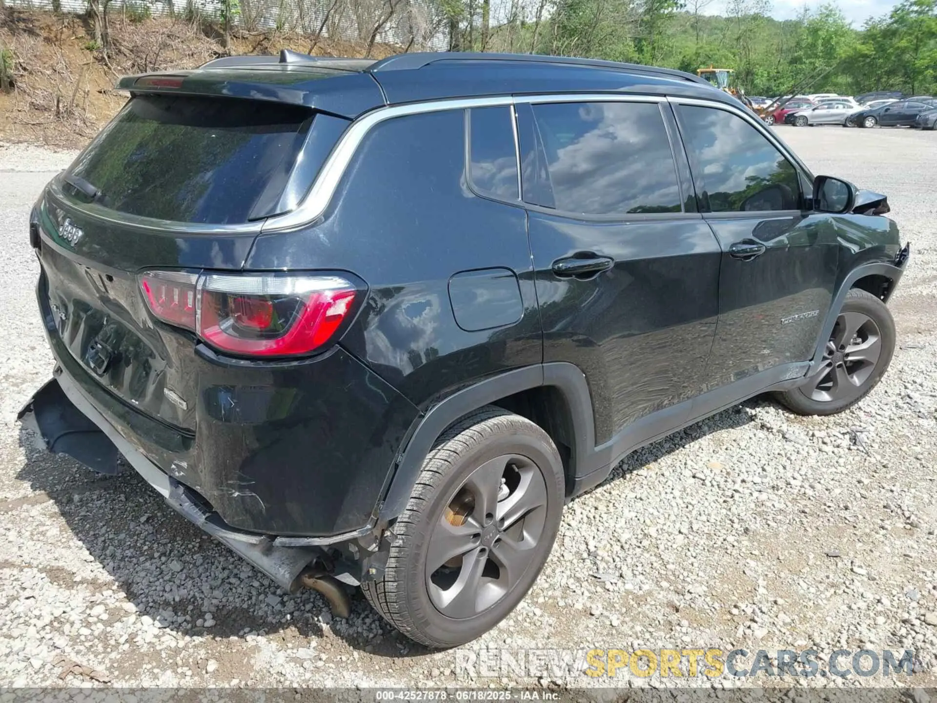 4 Photograph of a damaged car 3C4NJDFBXNT141932 JEEP COMPASS 2022