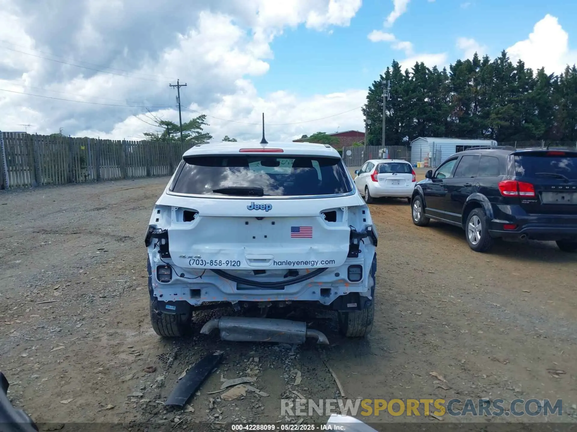 17 Photograph of a damaged car 3C4NJDAN8PT558325 JEEP COMPASS 2023