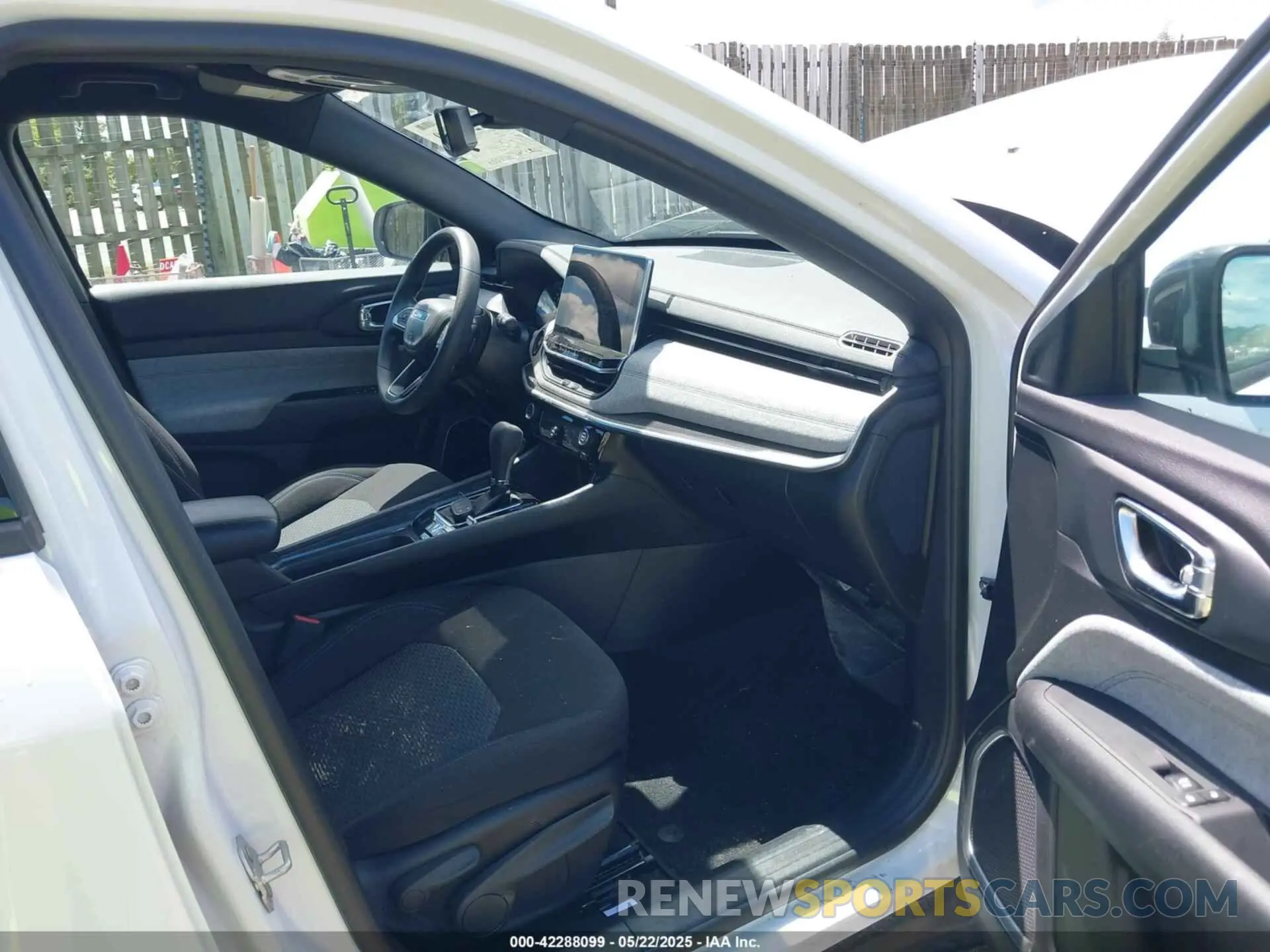 5 Photograph of a damaged car 3C4NJDAN8PT558325 JEEP COMPASS 2023