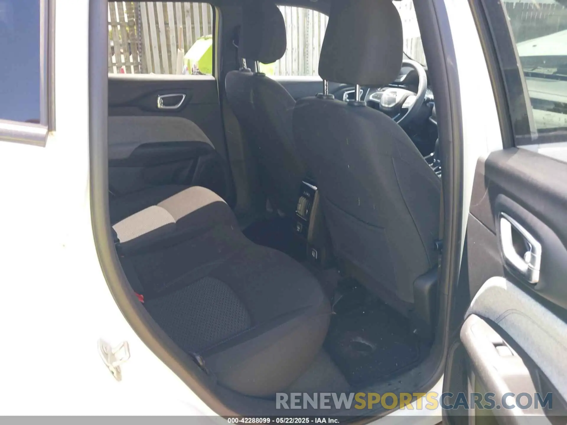 8 Photograph of a damaged car 3C4NJDAN8PT558325 JEEP COMPASS 2023
