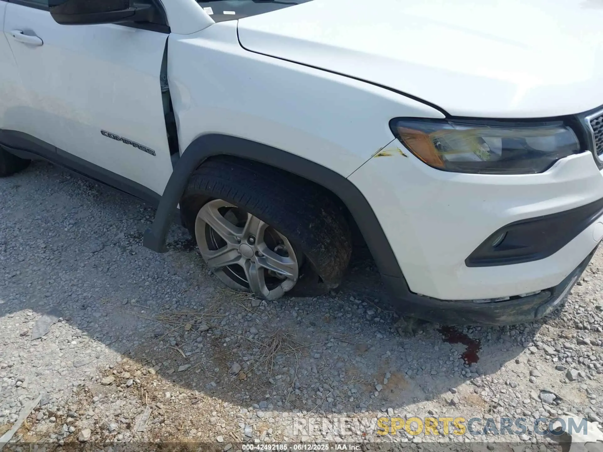 17 Photograph of a damaged car 3C4NJDBN2PT566984 JEEP COMPASS 2023