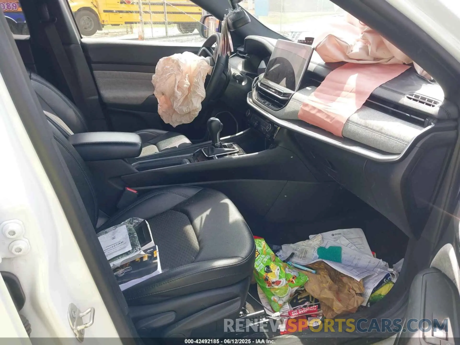 5 Photograph of a damaged car 3C4NJDBN2PT566984 JEEP COMPASS 2023