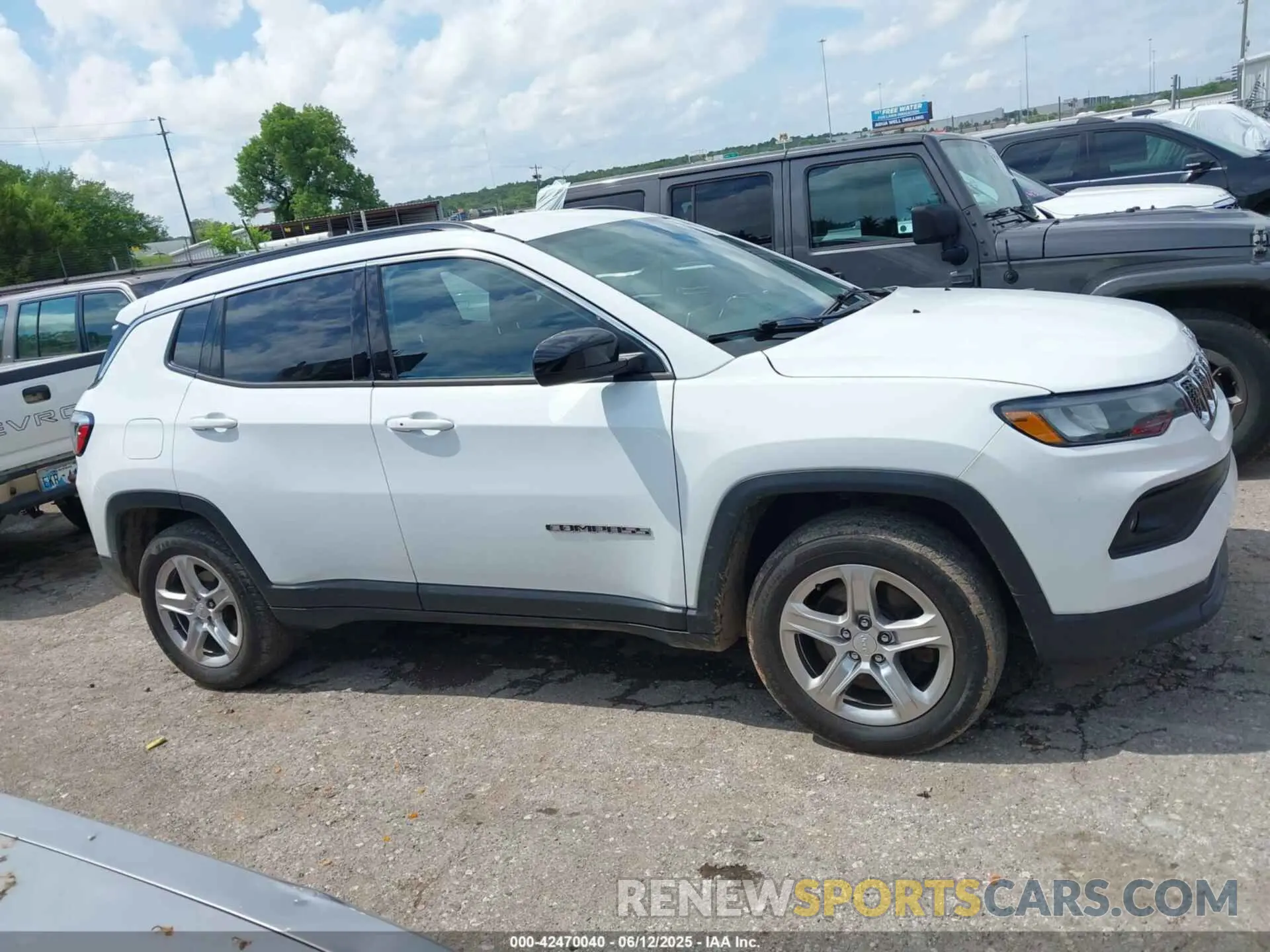 13 Photograph of a damaged car 3C4NJDBN5PT514975 JEEP COMPASS 2023