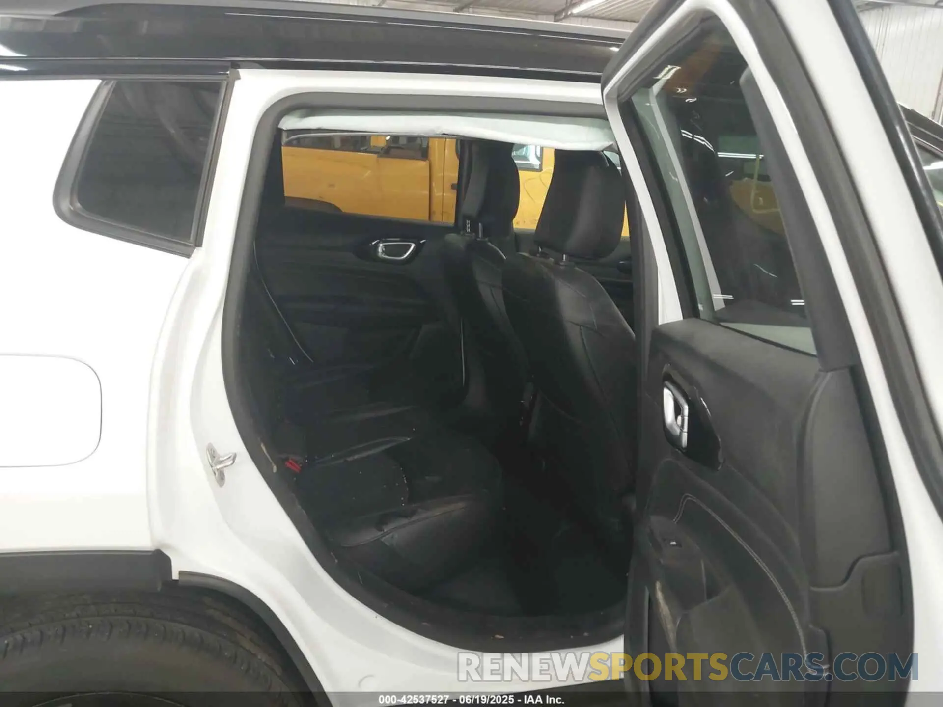 8 Photograph of a damaged car 3C4NJDBN8PT549803 JEEP COMPASS 2023