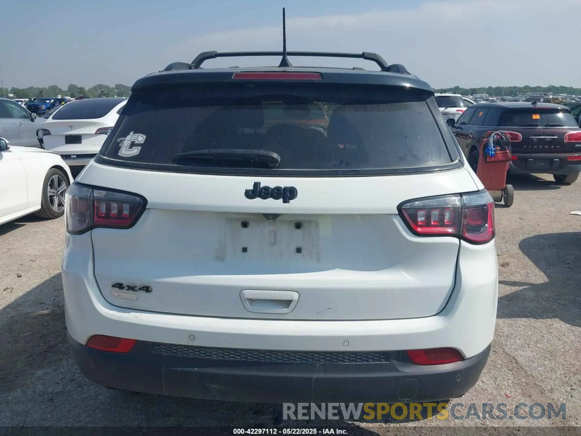 16 Photograph of a damaged car 3C4NJDBNXPT513661 JEEP COMPASS 2023