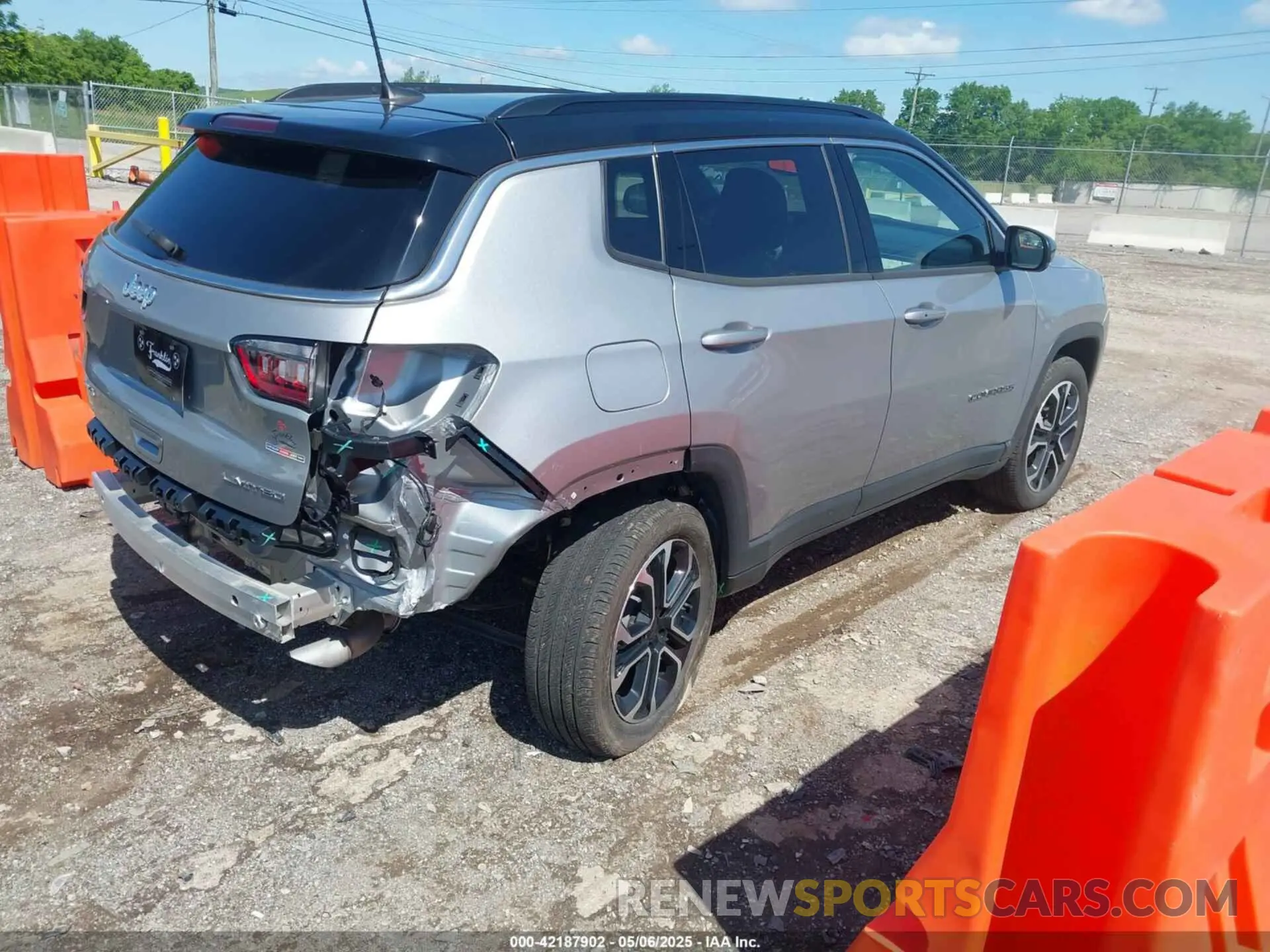4 Photograph of a damaged car 3C4NJDCN2PT534664 JEEP COMPASS 2023