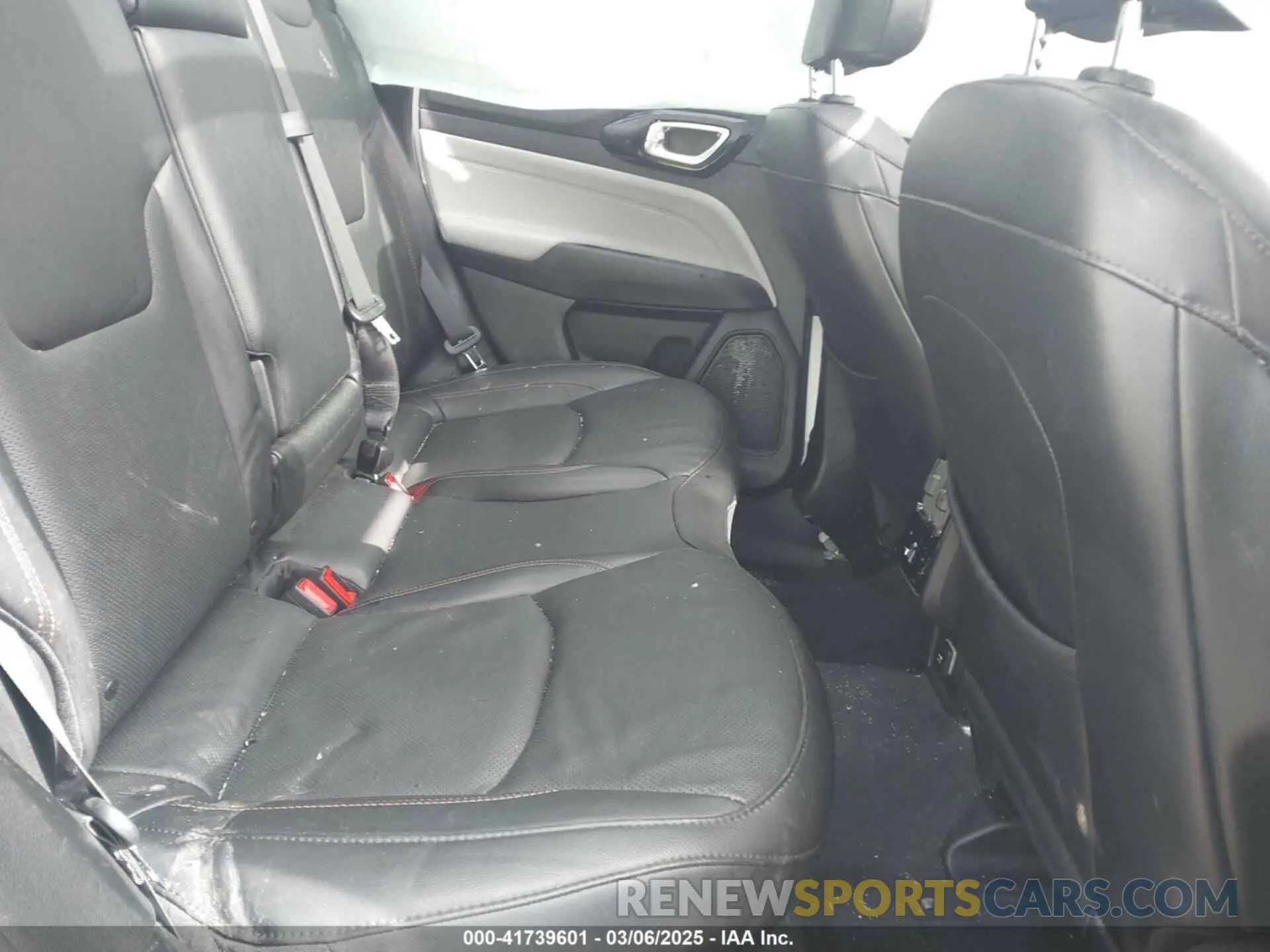 8 Photograph of a damaged car 3C4NJDCN8PT519960 JEEP COMPASS 2023
