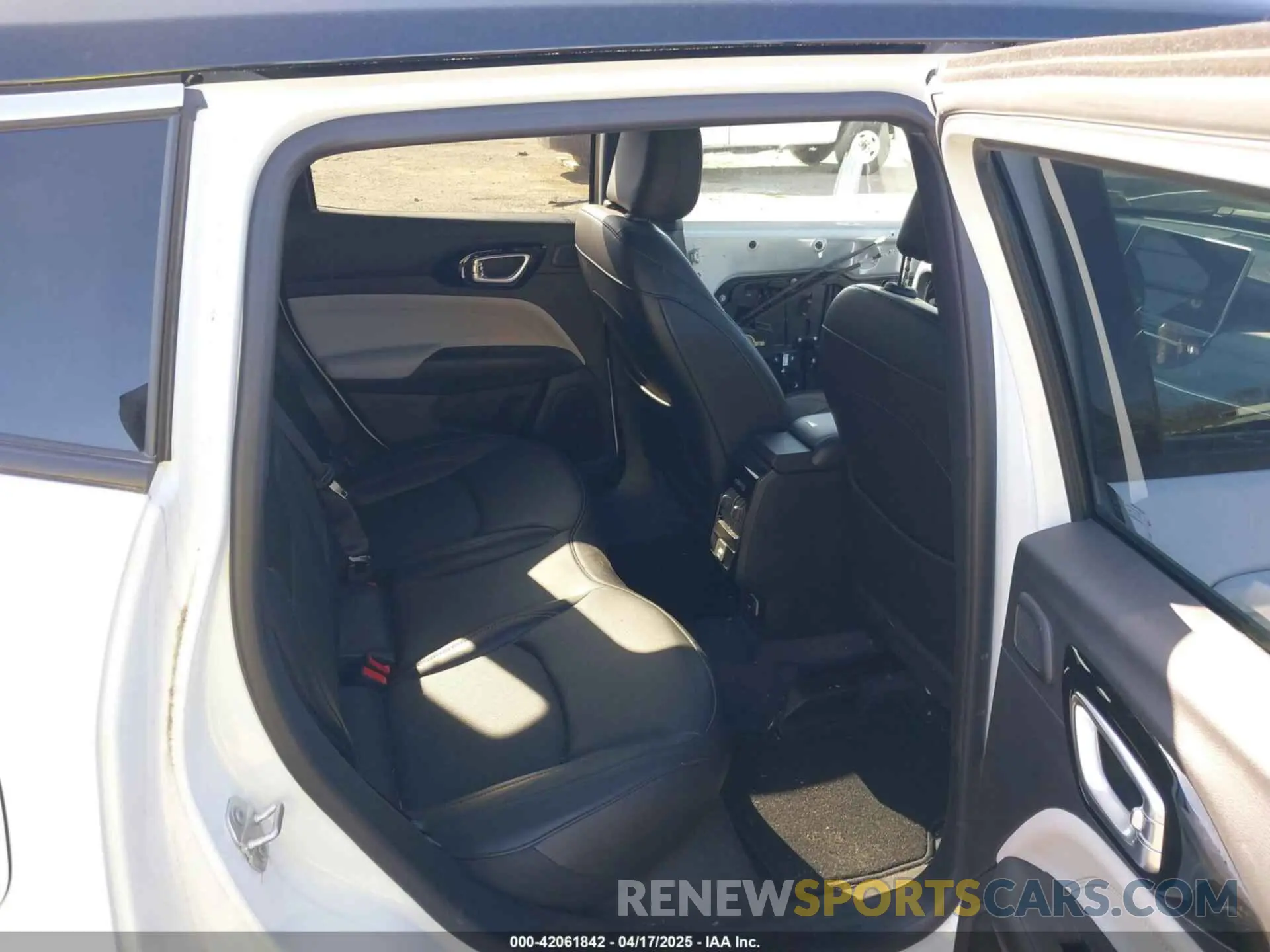 8 Photograph of a damaged car 3C4NJDCN8PT534989 JEEP COMPASS 2023