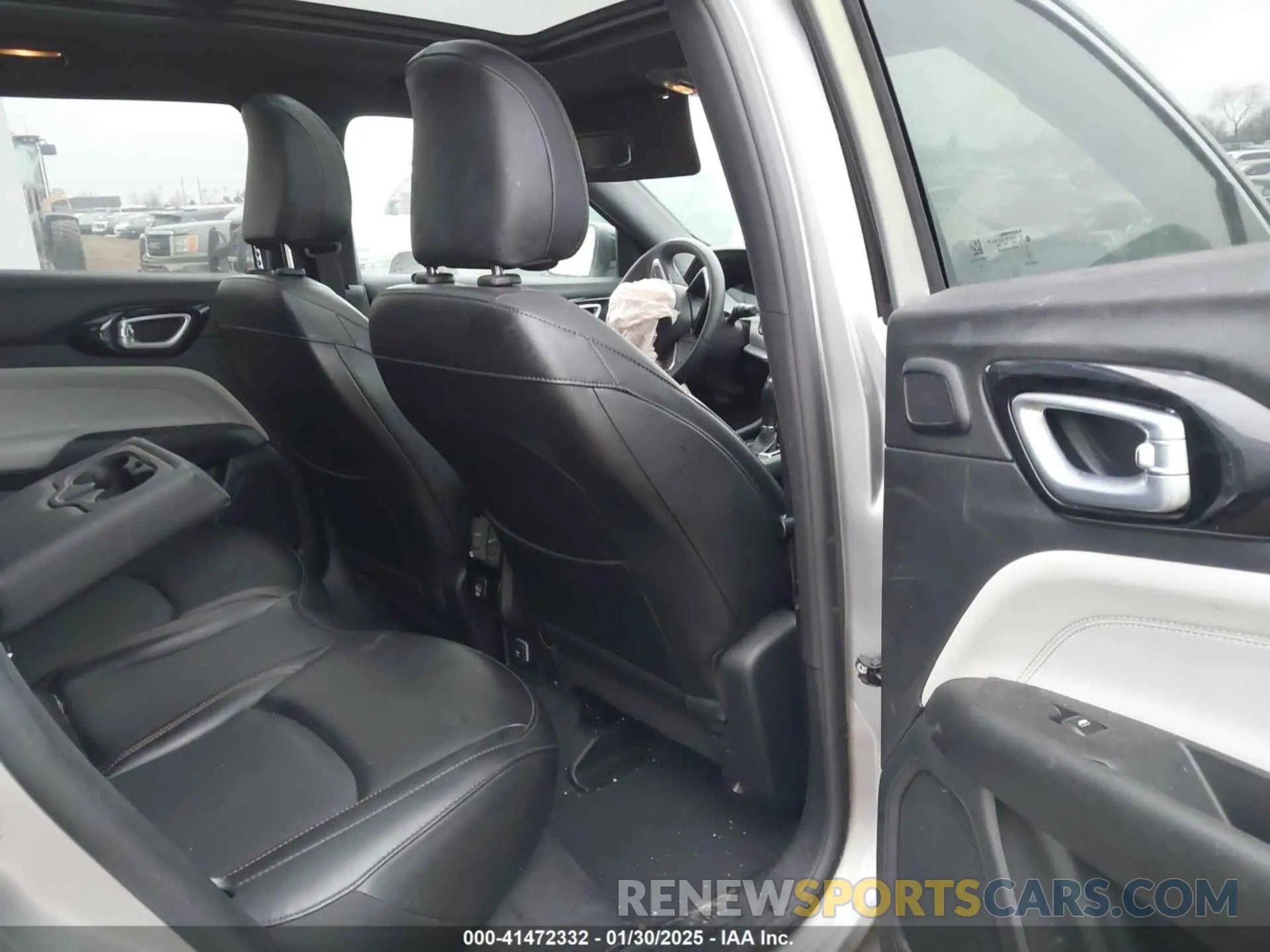 8 Photograph of a damaged car 3C4NJDCN9PT508997 JEEP COMPASS 2023