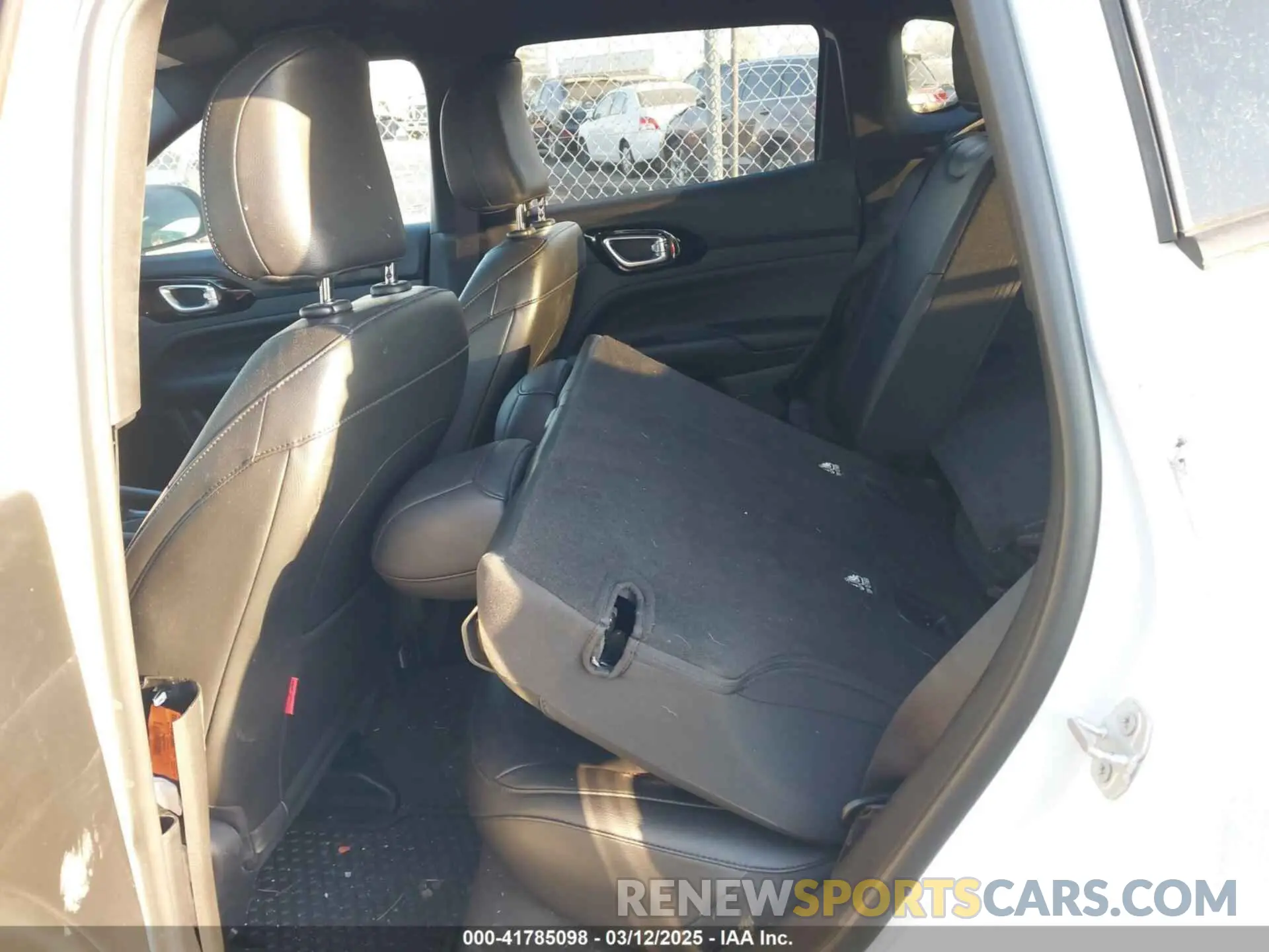 8 Photograph of a damaged car 3C4NJDDN2PT506085 JEEP COMPASS 2023