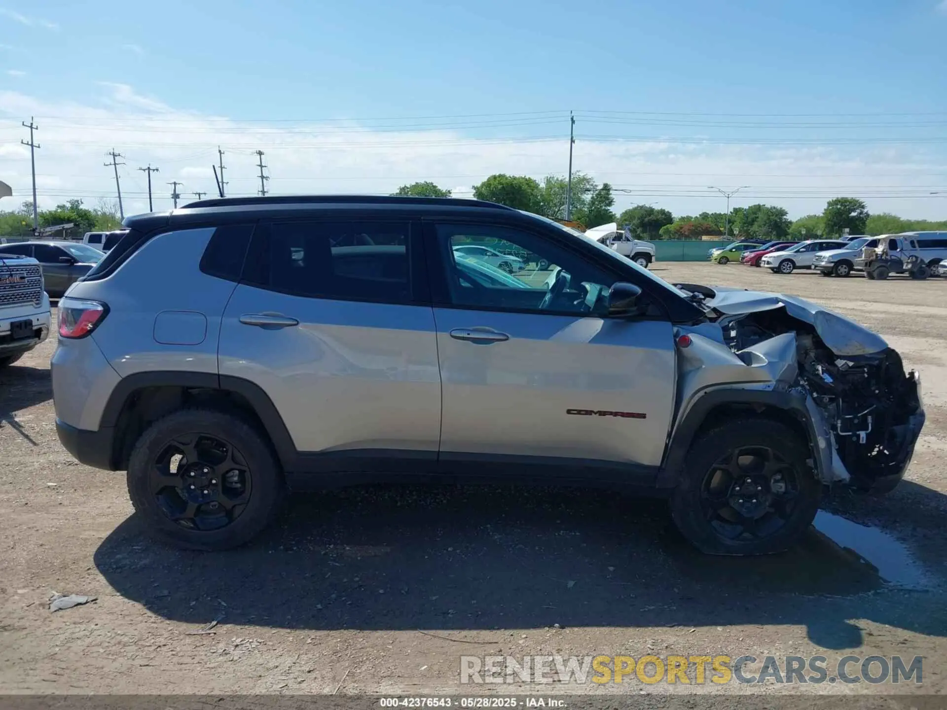 13 Photograph of a damaged car 3C4NJDDN2PT567047 JEEP COMPASS 2023