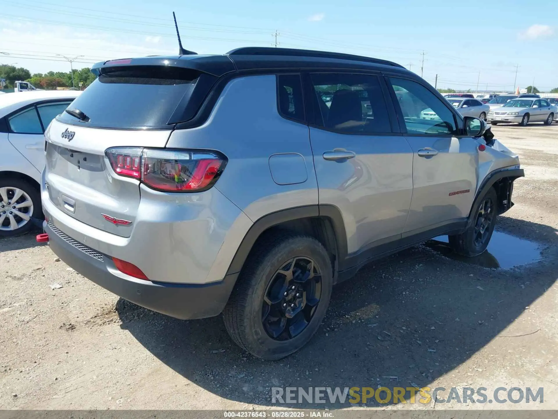 4 Photograph of a damaged car 3C4NJDDN2PT567047 JEEP COMPASS 2023