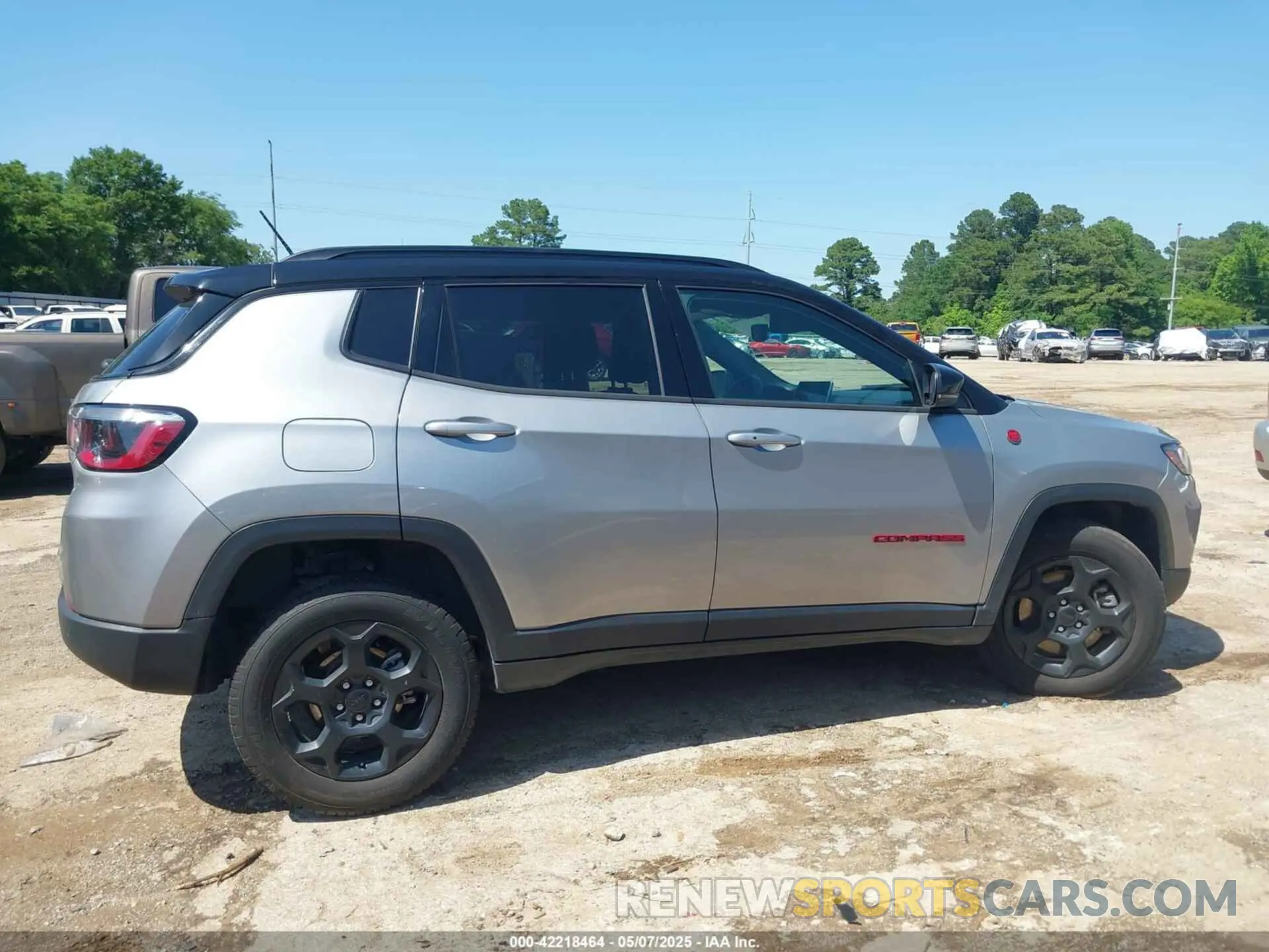 13 Photograph of a damaged car 3C4NJDDN3PT527995 JEEP COMPASS 2023