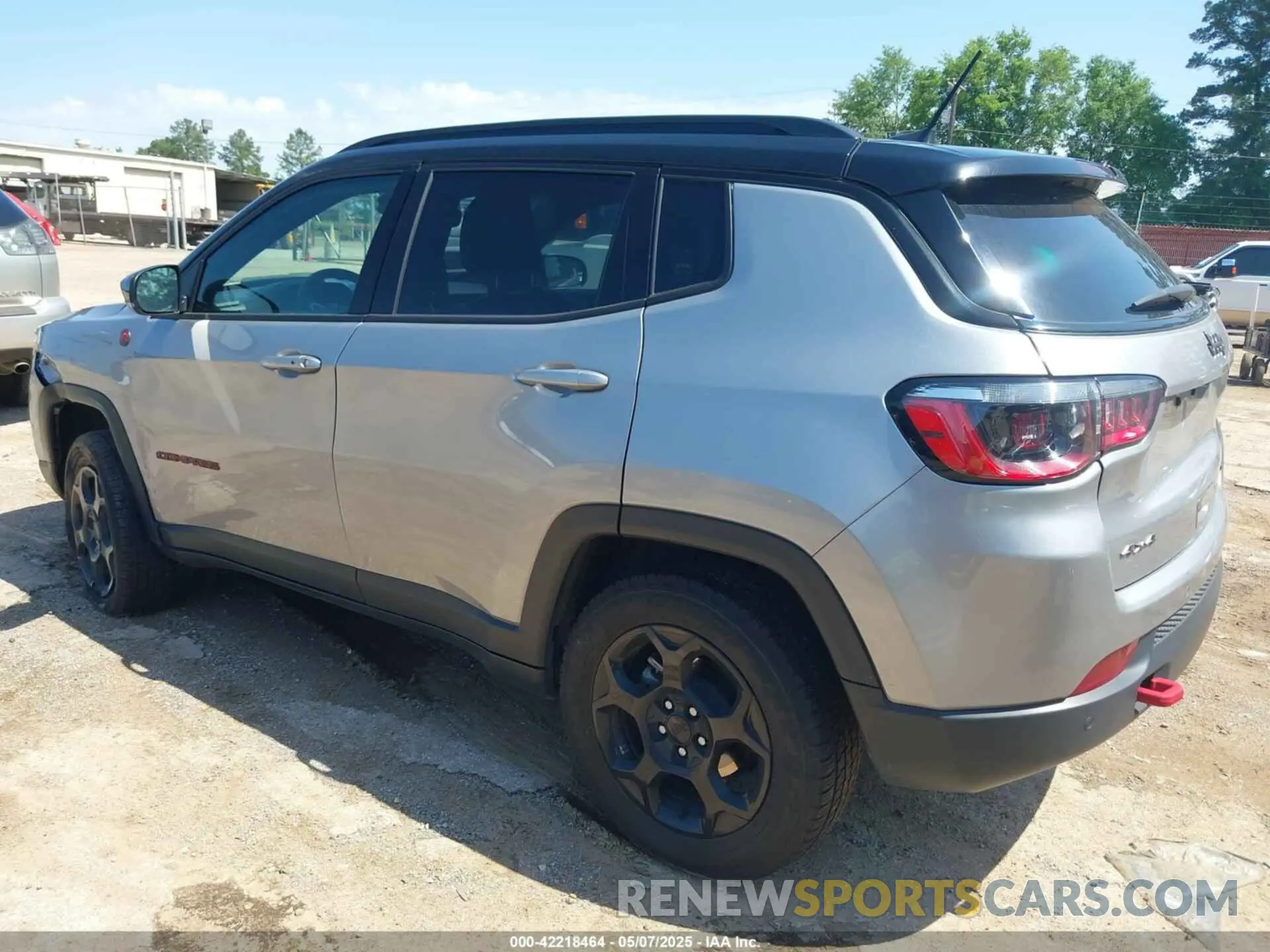 3 Photograph of a damaged car 3C4NJDDN3PT527995 JEEP COMPASS 2023