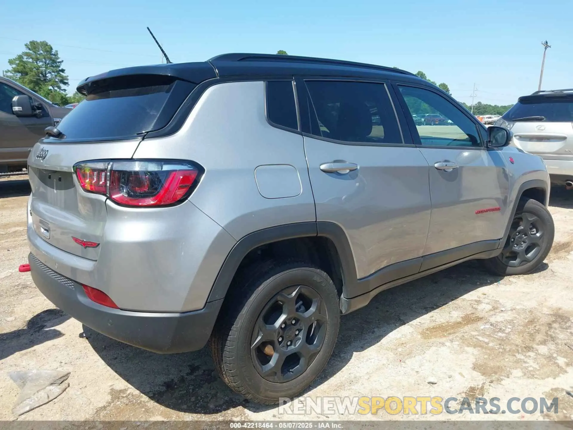 4 Photograph of a damaged car 3C4NJDDN3PT527995 JEEP COMPASS 2023