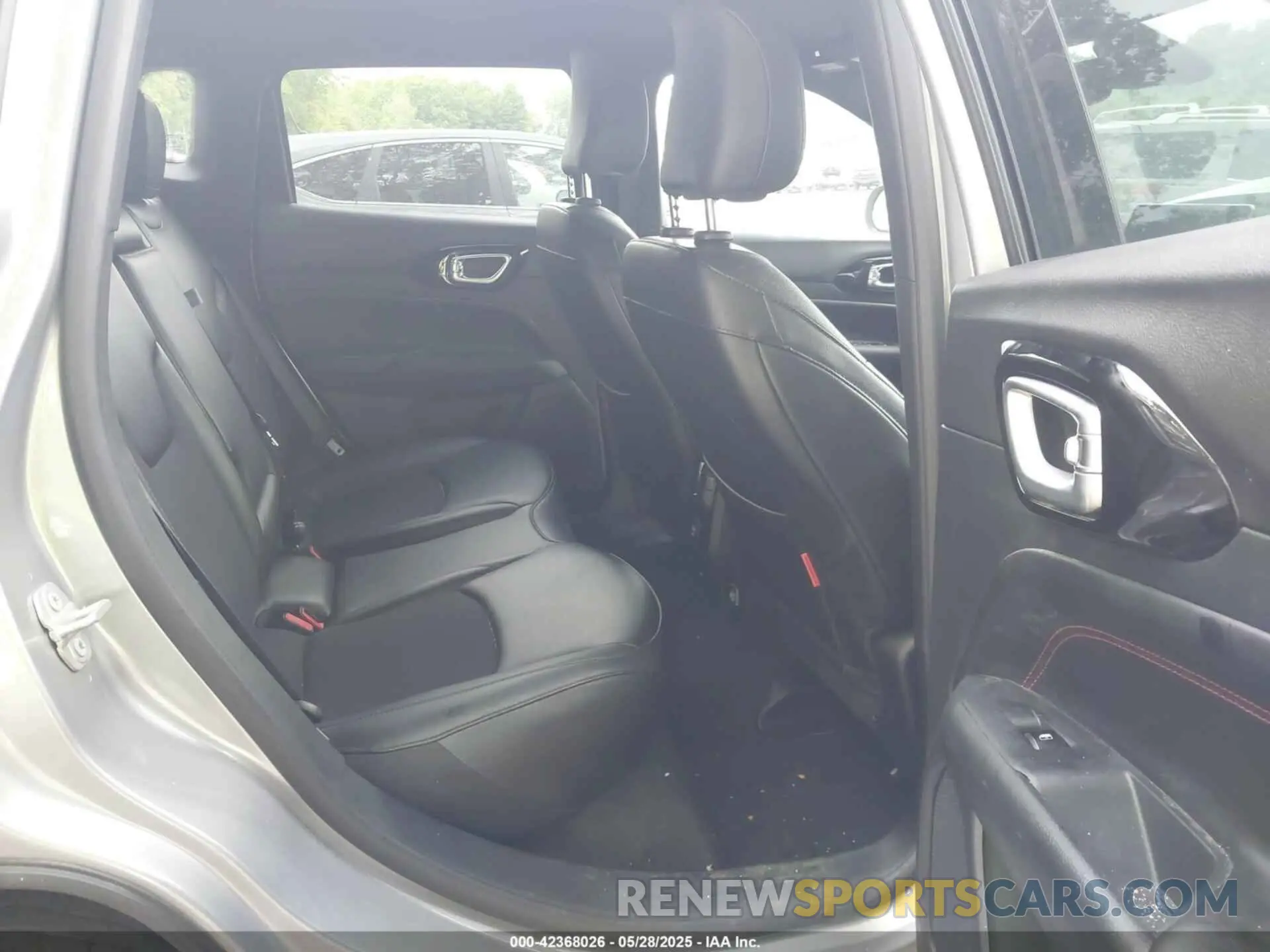 8 Photograph of a damaged car 3C4NJDDN8PT524820 JEEP COMPASS 2023
