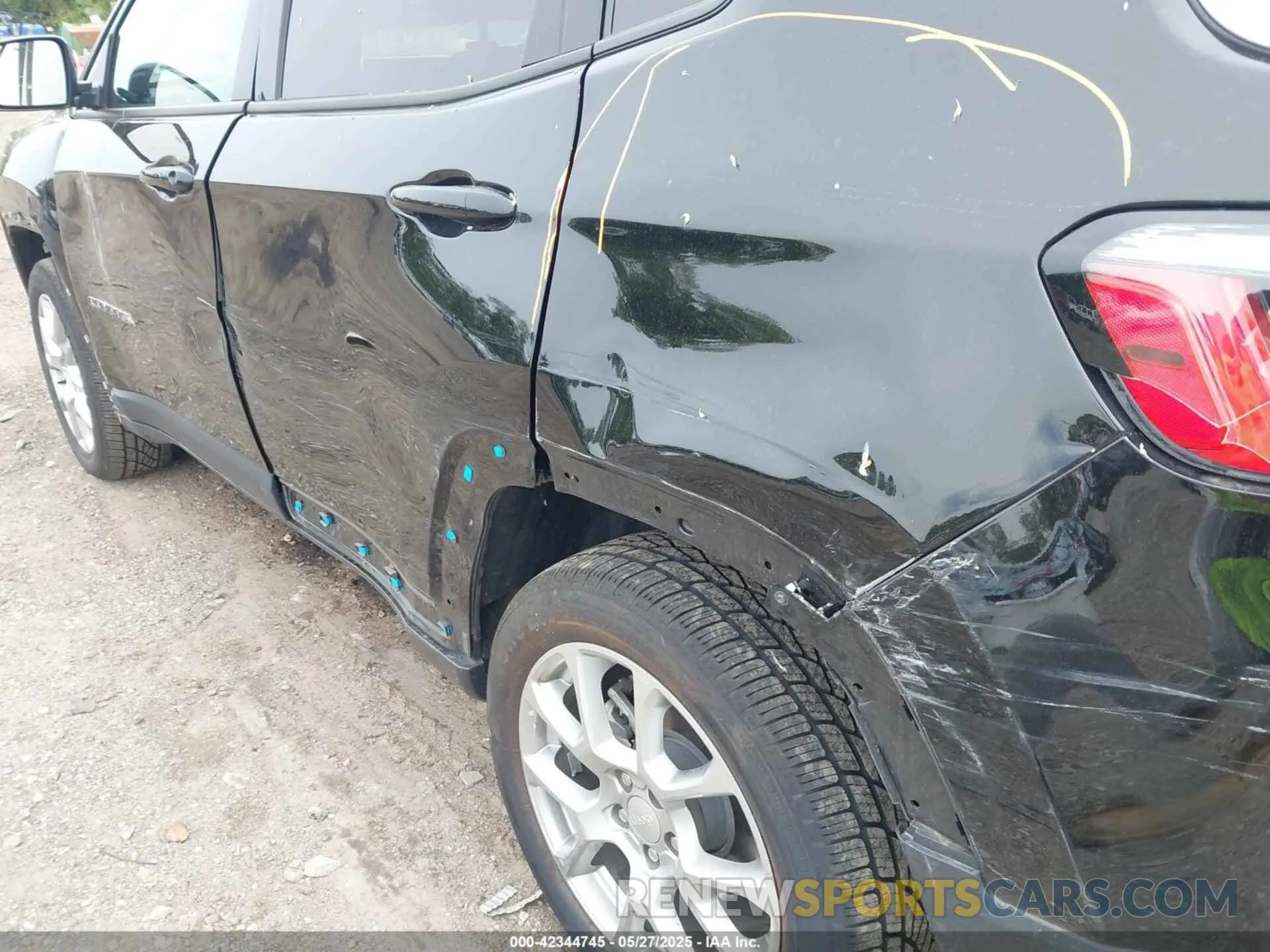 18 Photograph of a damaged car 3C4NJDFN7PT528791 JEEP COMPASS 2023