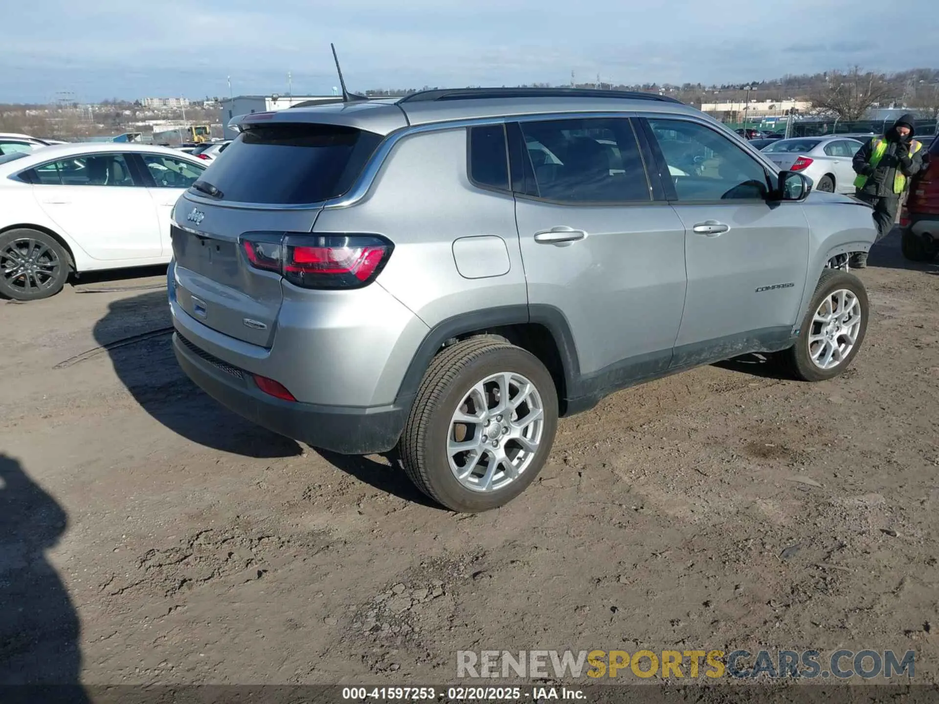 4 Photograph of a damaged car 3C4NJDFNXPT502492 JEEP COMPASS 2023