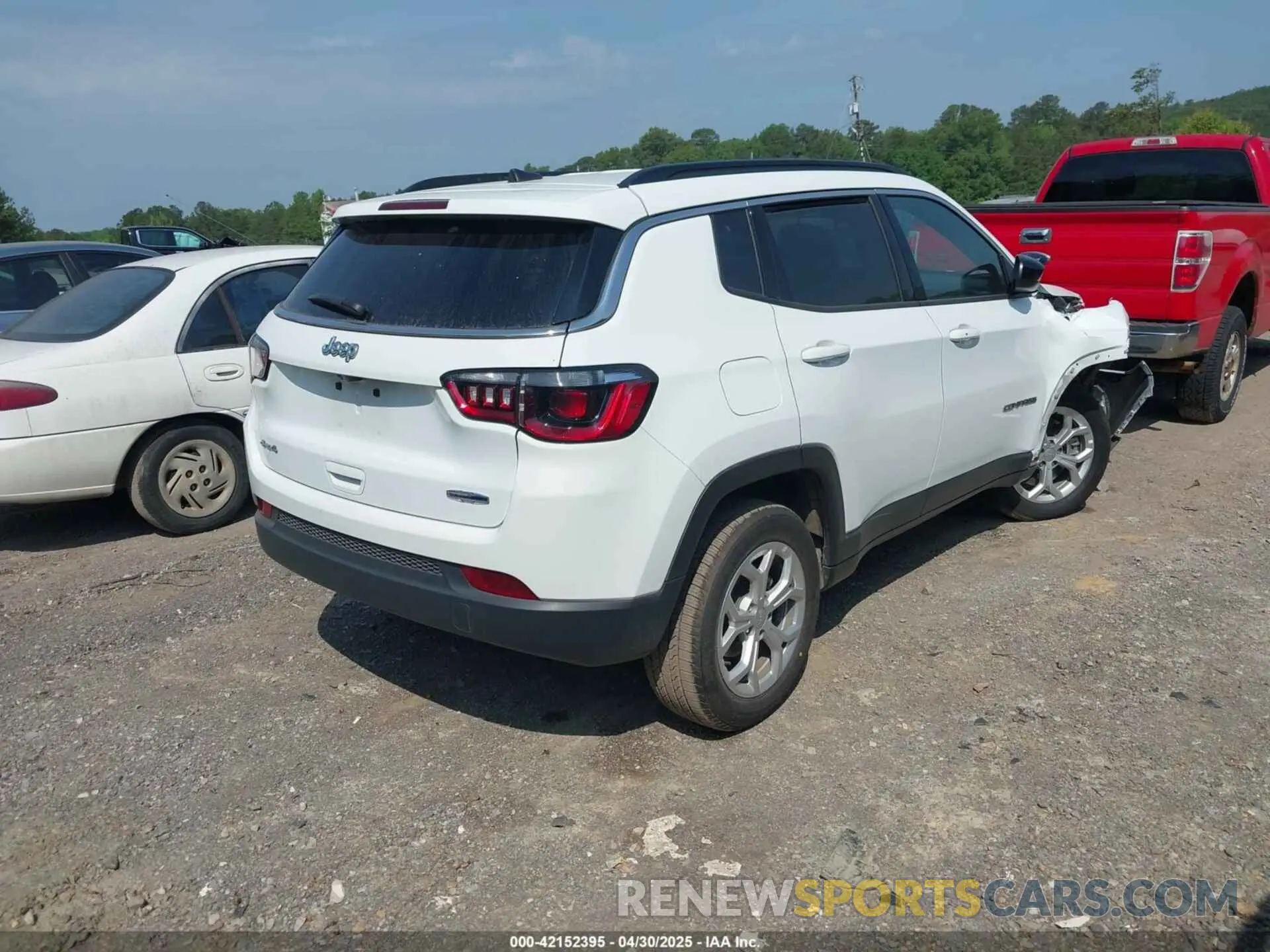 4 Photograph of a damaged car 3C4NJDBN4RT124422 JEEP COMPASS 2024